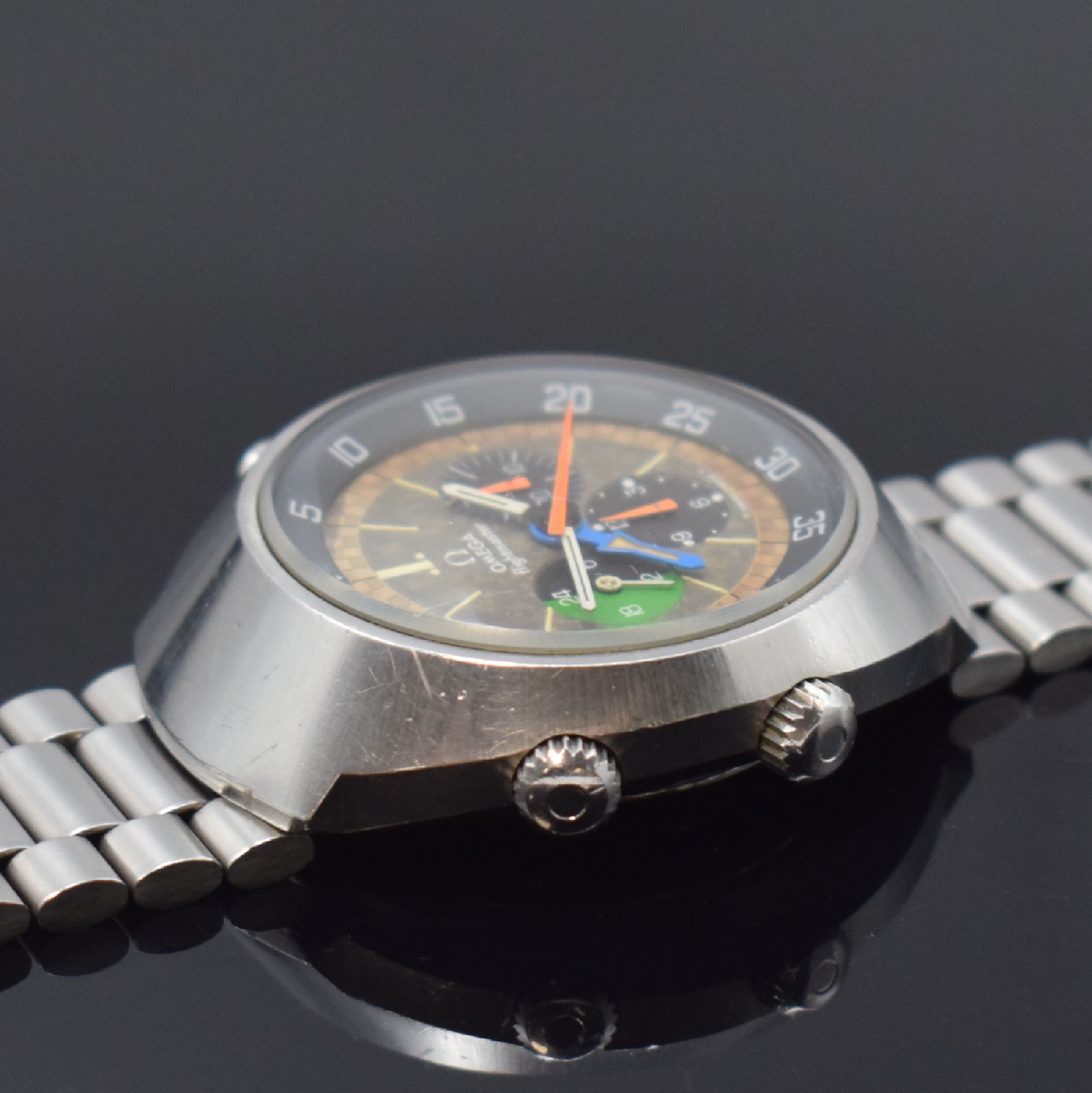 Detail d: OMEGA Flightmaster Herrenchronograph in Stahl Referenz 145.013, Schweiz um 1970, Handaufzug, verschr. Geh., orig. HOLZER-Mexico Stahlband, Kronen ...