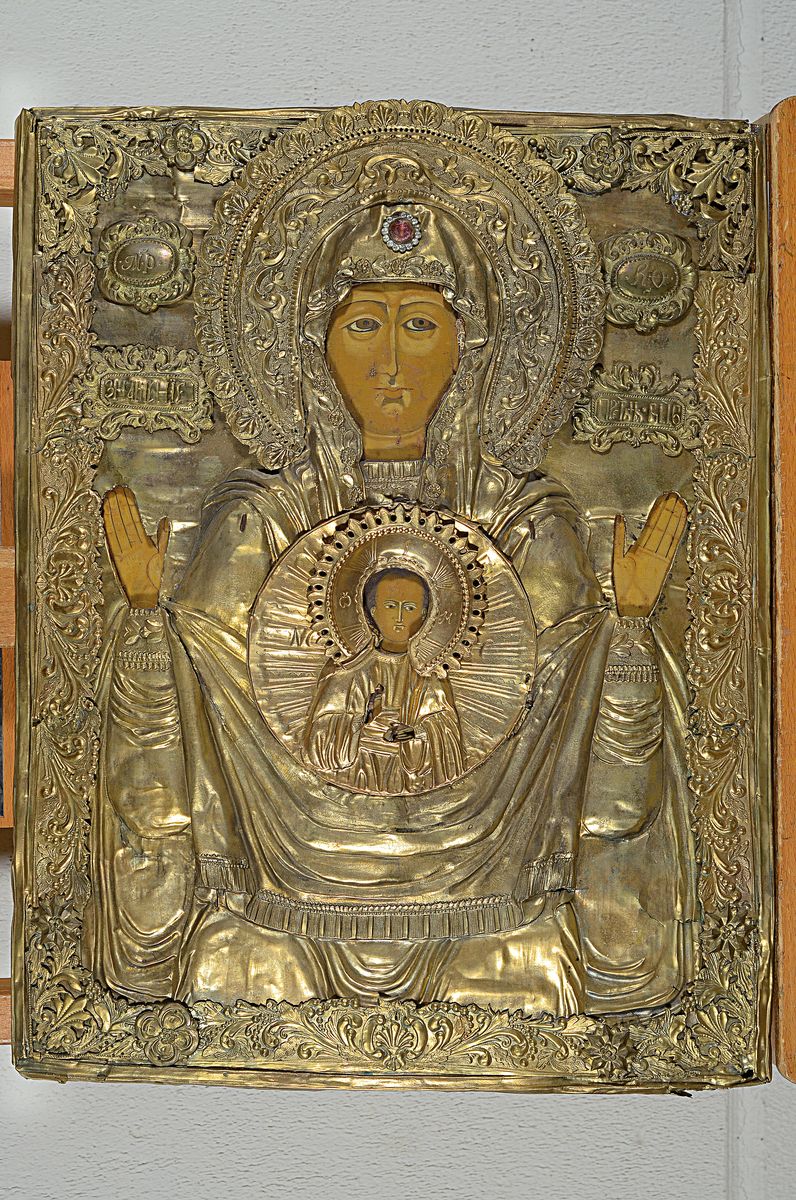 Detail k: Ikone, Russland, 19.Jh., Maria Orans mit Christus im Clipeus, bzw. Gottesmutter des Zeichens von Novgorod, Tempera auf Holz, Messingoklad, besch., ...