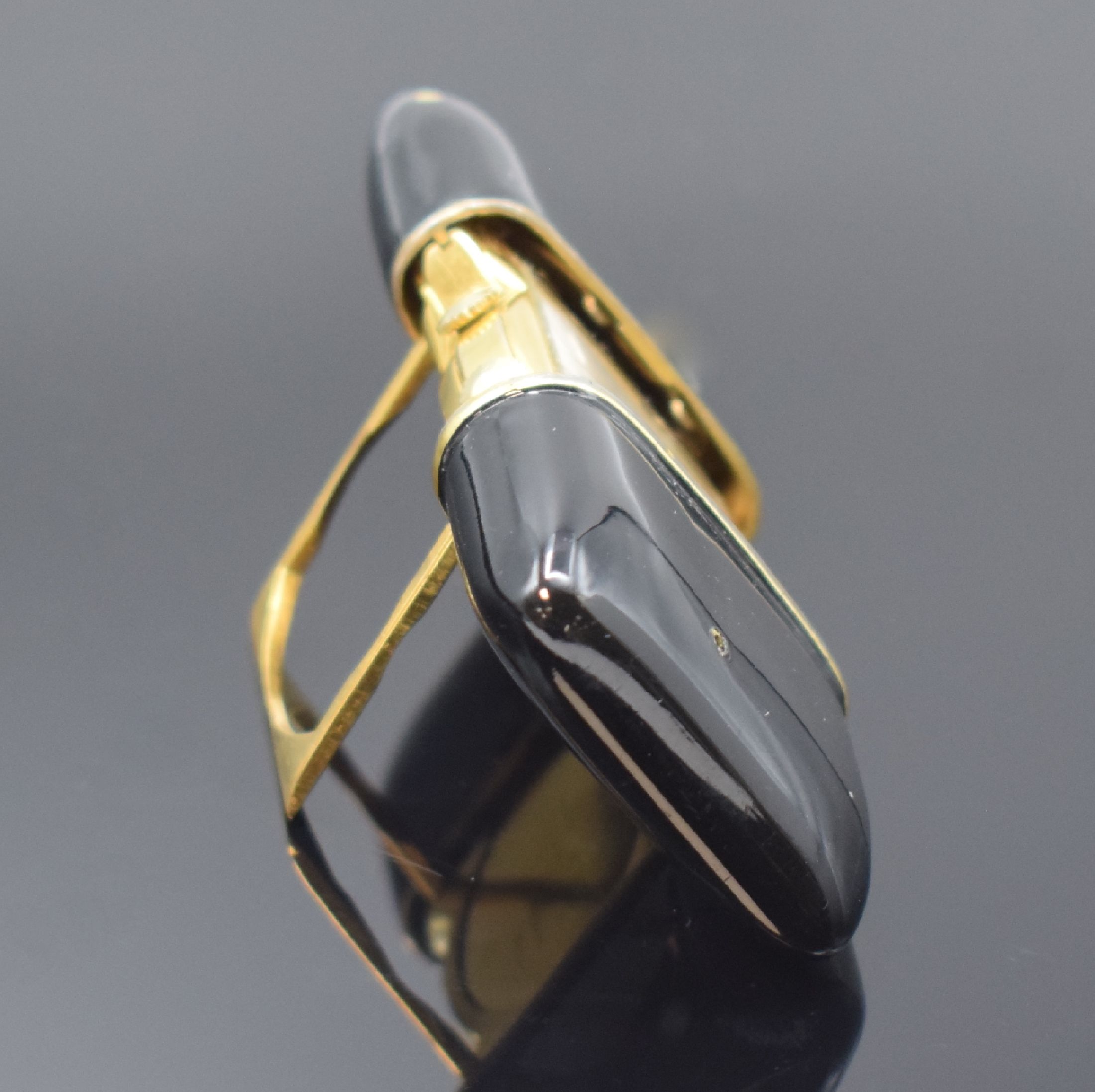 Detail d: MOVADO Ermetophon vergoldeter Taschenwecker, Schweiz um 1950, Schiebeaufzug, verg. Geh. m. aufstellbarem Bügel, Kapsel später schwarz lackiert, ...