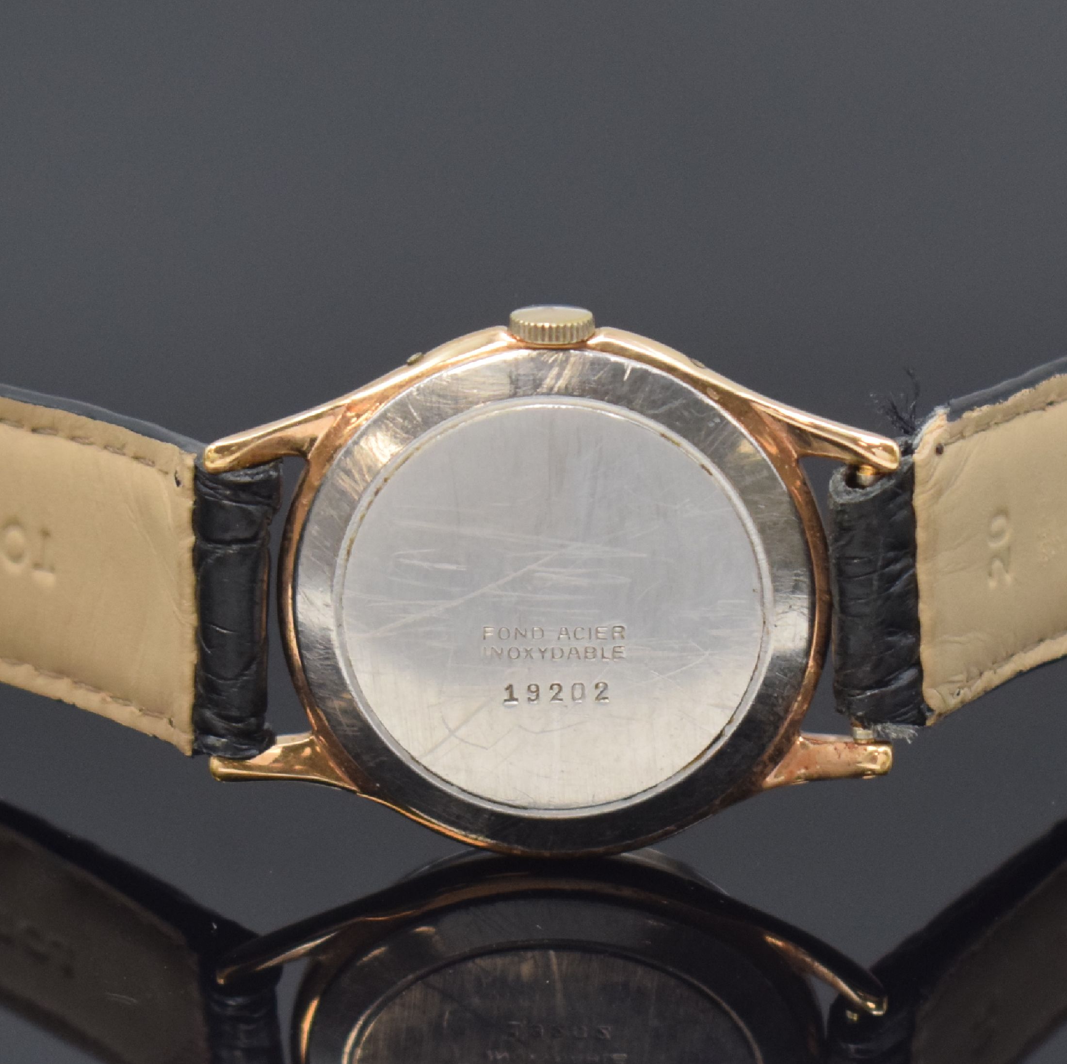 Detail d: TITUS vergoldete Armbanduhr mit Vollkalender Kaliber Venus 203, Schweiz um 1955, Handaufzug, Stahlboden aufgedr., Korrekturdr. seitl. im Geh. ...