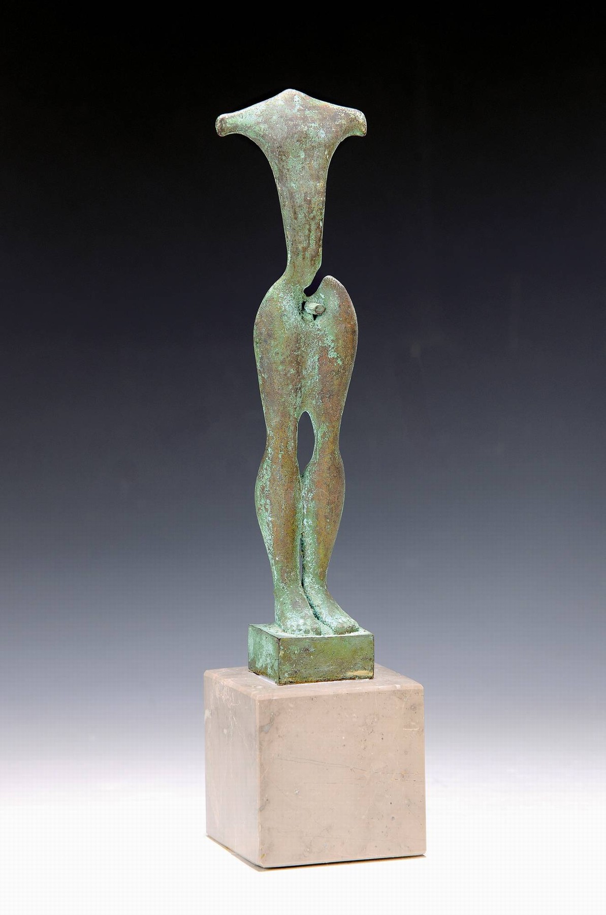 Laszlo Taubert, geb. 1966, Bronzeskulptur auf Marmorsockel, Ausstellungsaufkleber auf der Unterseite des Marmorsockels, Provenienz: Atelier des ...