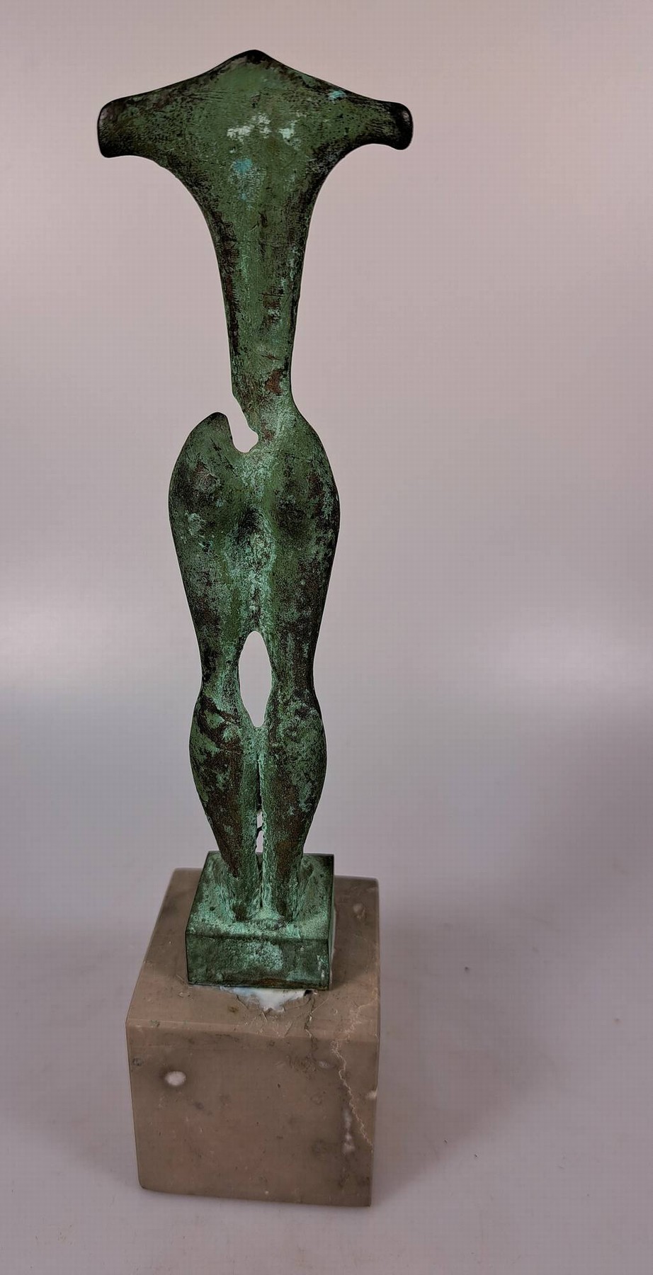 Detail a: Laszlo Taubert, geb. 1966, Bronzeskulptur auf Marmorsockel, Ausstellungsaufkleber auf der Unterseite des Marmorsockels, Provenienz: Atelier des ...