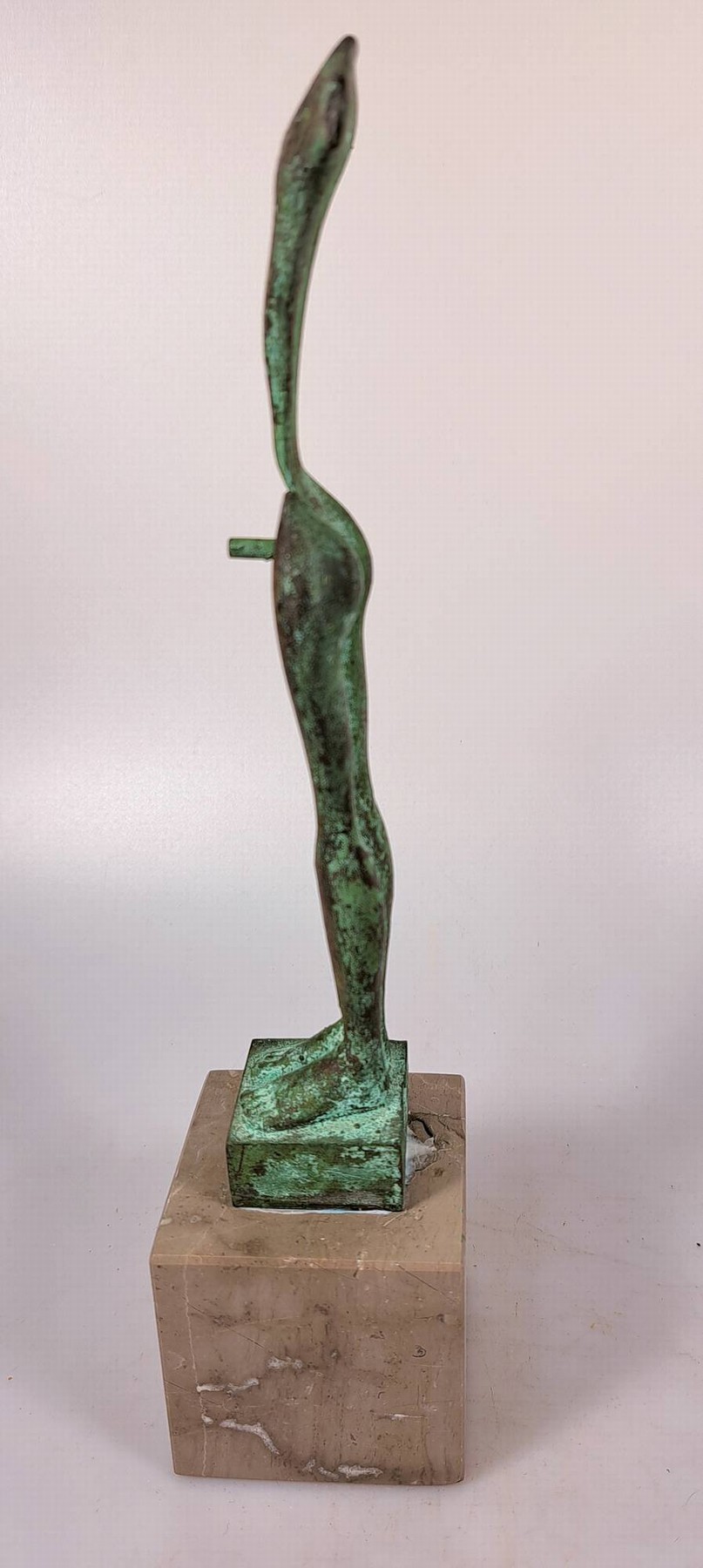 Detail b: Laszlo Taubert, geb. 1966, Bronzeskulptur auf Marmorsockel, Ausstellungsaufkleber auf der Unterseite des Marmorsockels, Provenienz: Atelier des ...