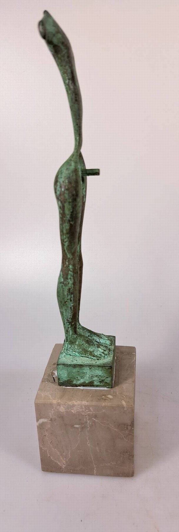 Detail c: Laszlo Taubert, geb. 1966, Bronzeskulptur auf Marmorsockel, Ausstellungsaufkleber auf der Unterseite des Marmorsockels, Provenienz: Atelier des ...