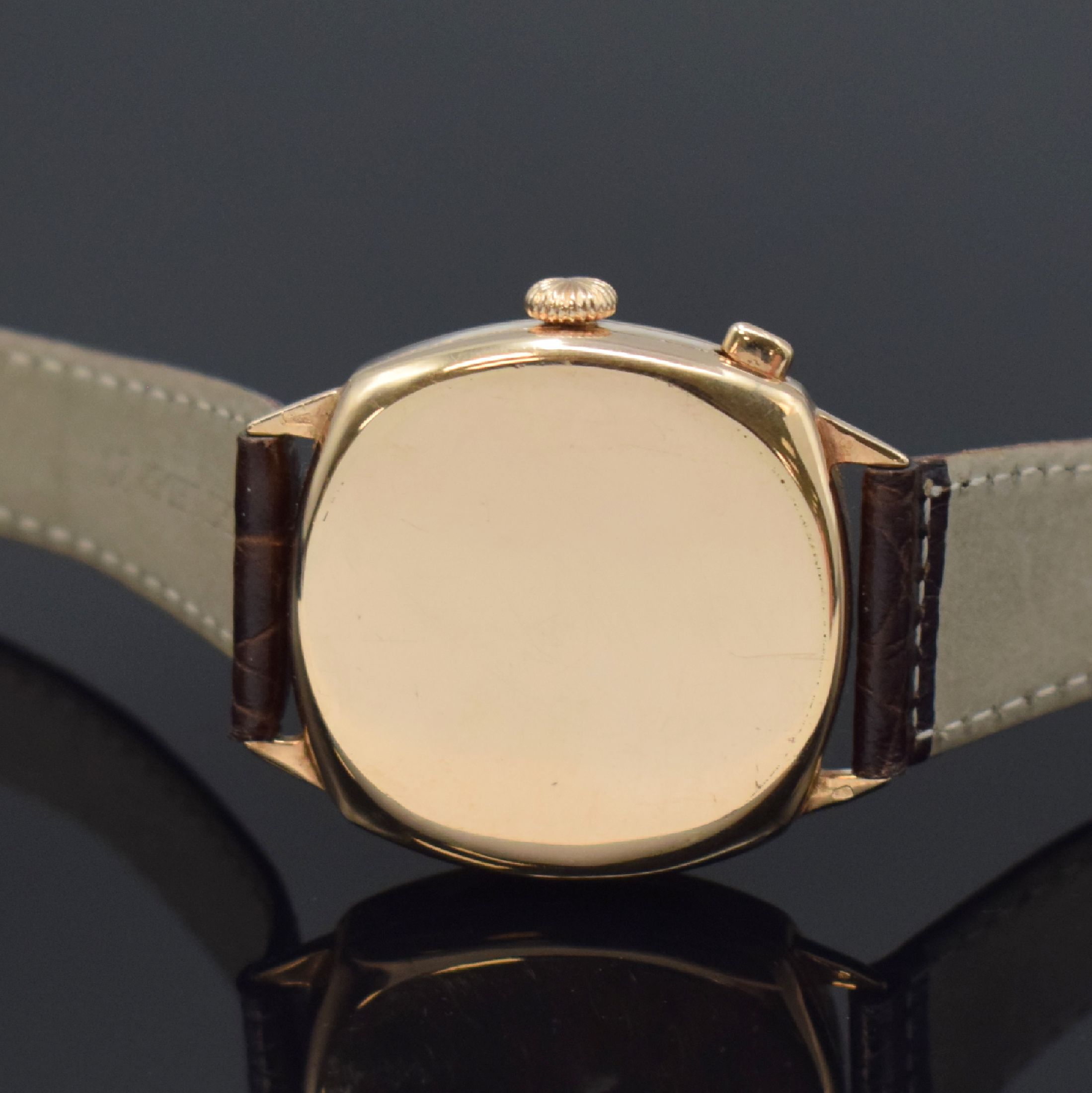 Detail d: Früher Eindrücker-Herrenchronograph mit Schaltrad Kaliber 15GHT in RG 585/000, Schweiz m 1920, Handaufzug, 3-teil. kissenförm. Geh., Boden u. ...