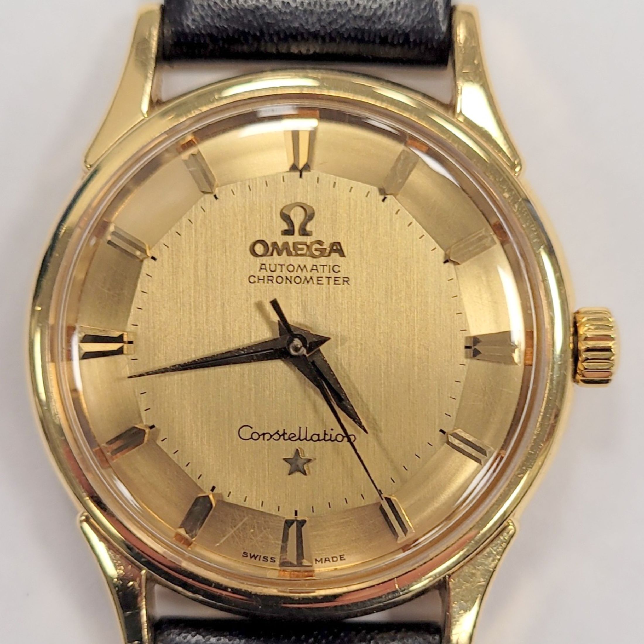 Detail h: OMEGA Constellation Herrenarmbanduhr Referenz 14381/2 SC - 61 mit Werknummer 17991888, Automatik, Schweiz um 1961, GG 750/000, Boden m. Darst. ...