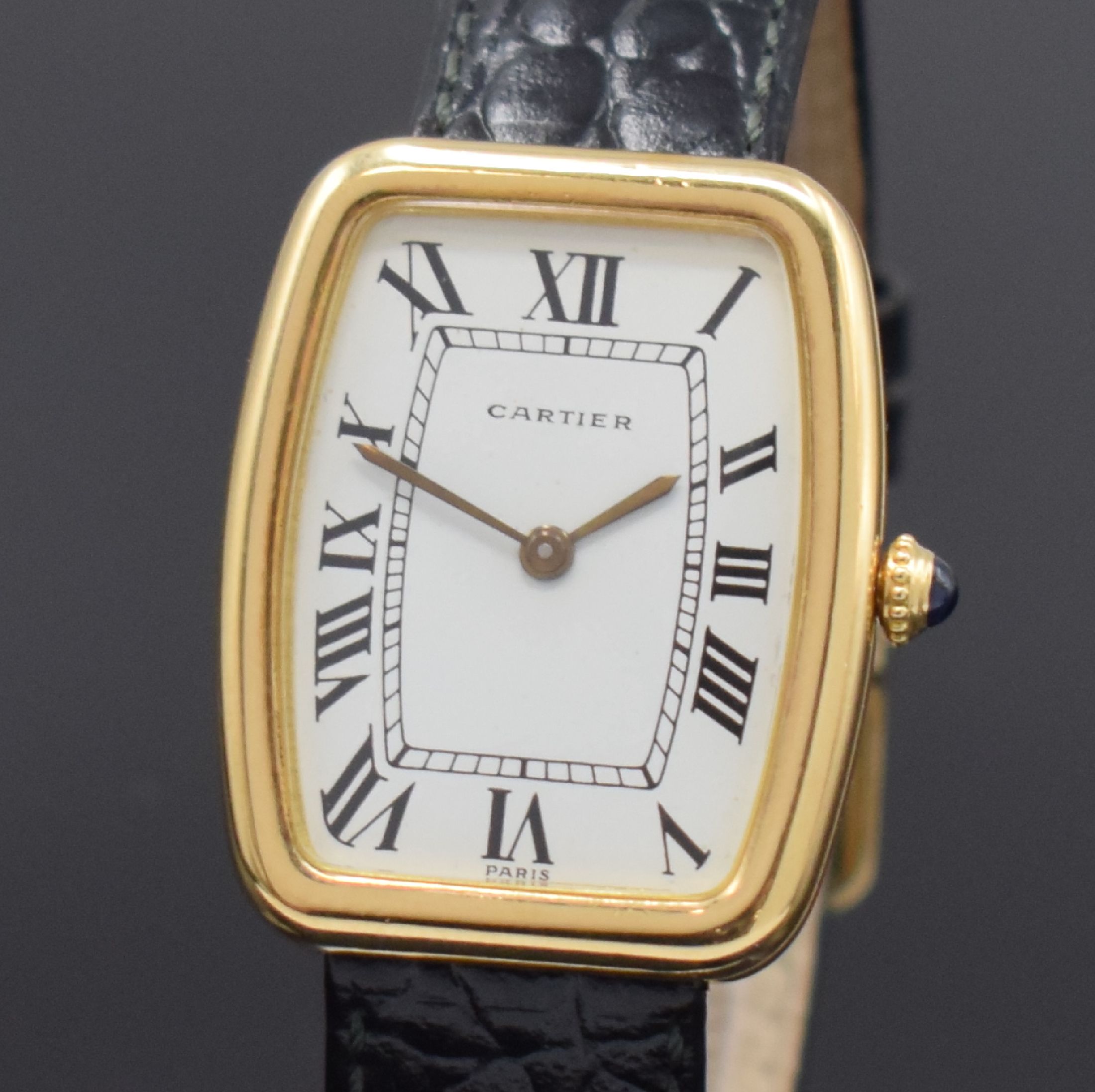 Detail a: CARTIER Paris seltene Armbanduhr in GG 750/000, Handaufzug, Frankreich um 1980, 2-teil. tonneauförmiges Geh., Lünette gegen Boden 4- fach verschr., ...