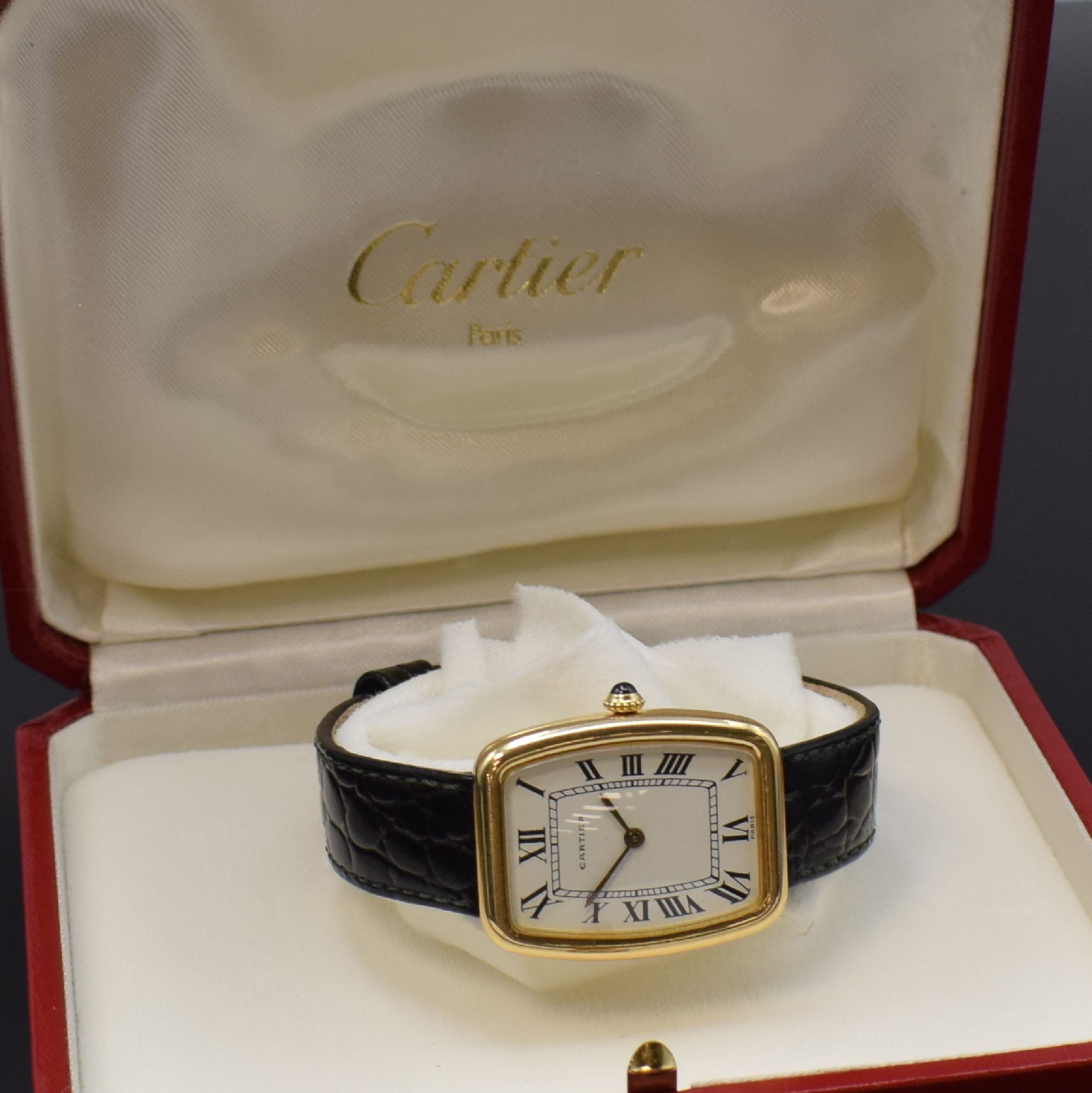 Detail d: CARTIER Paris seltene Armbanduhr in GG 750/000, Handaufzug, Frankreich um 1980, 2-teil. tonneauförmiges Geh., Lünette gegen Boden 4- fach verschr., ...