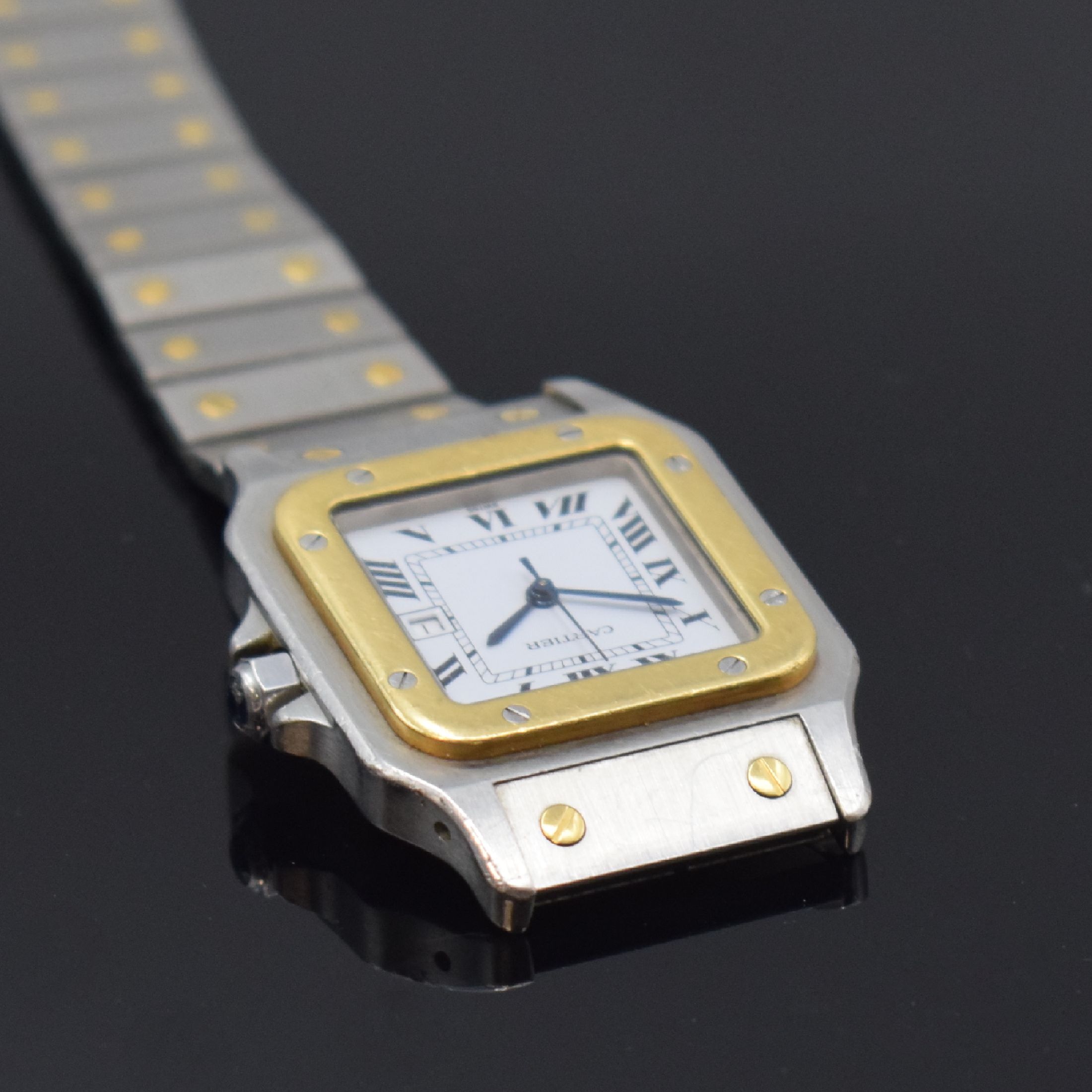Detail d: CARTIER Santos Herrenarmbanduhr, Schweiz um 1985, Automatik, Edelstahl/Gold kombiniert inkl. Gliederband m. Faltschl., Monocoque- Geh., Lünette ...