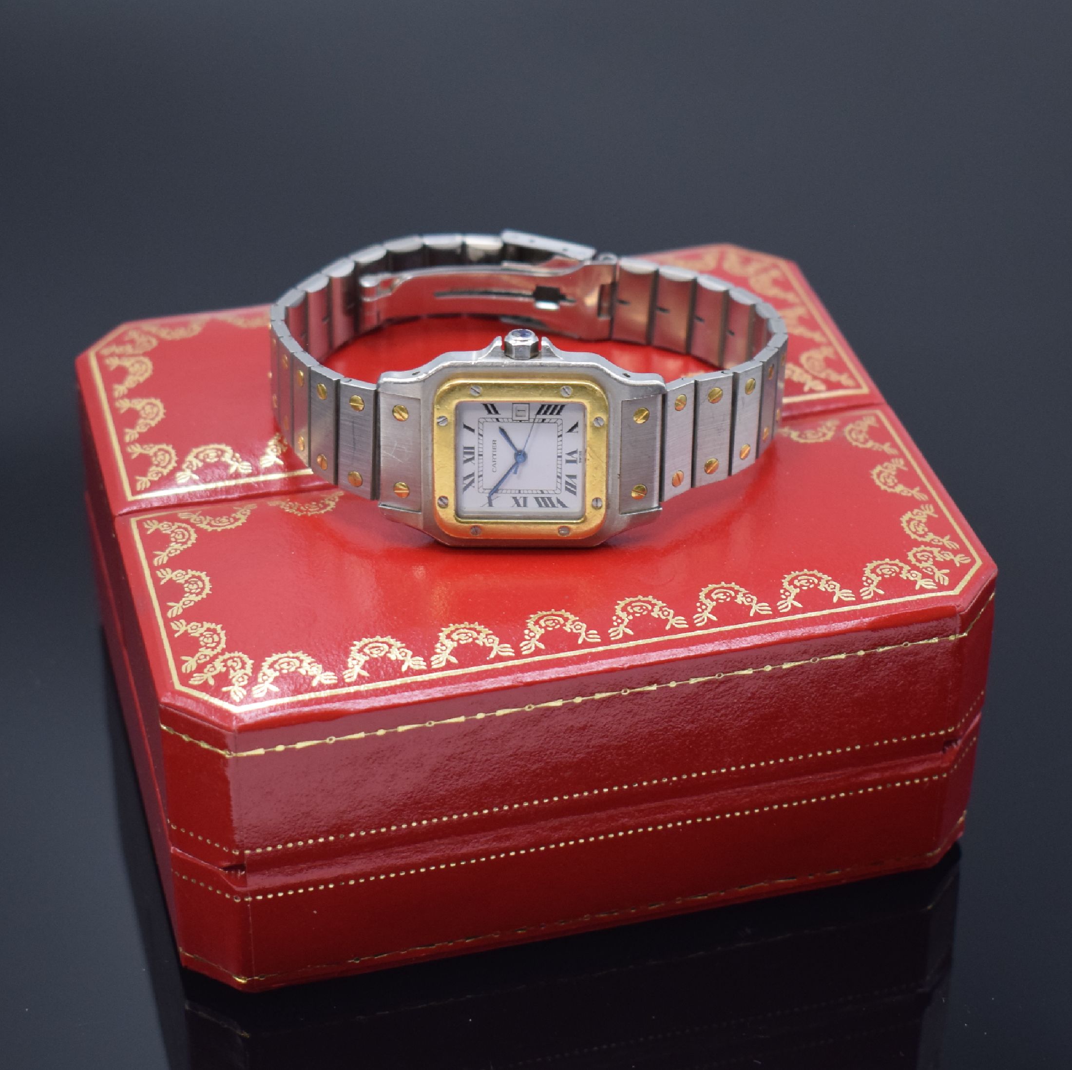 Detail f: CARTIER Santos Herrenarmbanduhr, Schweiz um 1985, Automatik, Edelstahl/Gold kombiniert inkl. Gliederband m. Faltschl., Monocoque- Geh., Lünette ...