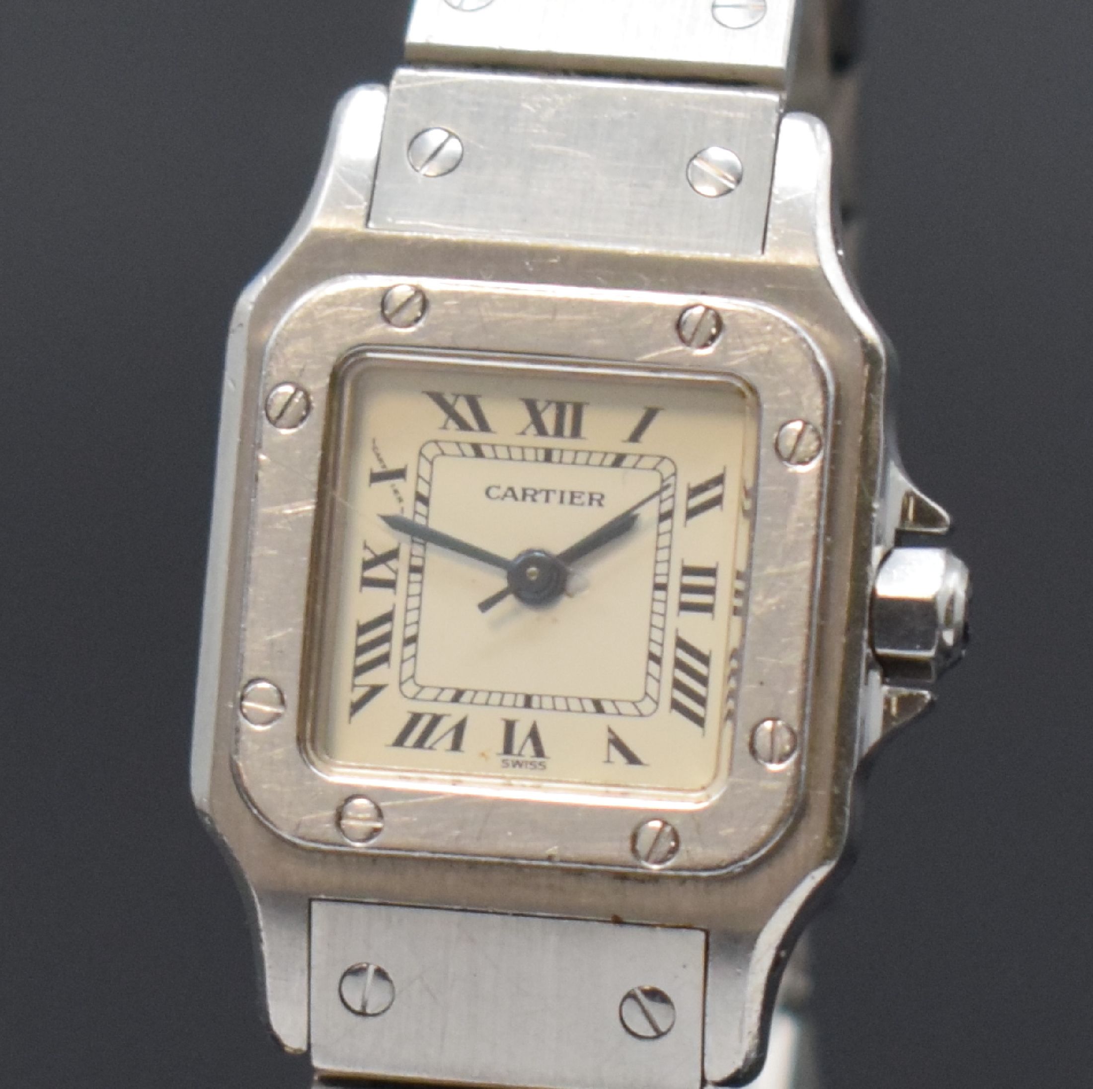 Detail a: CARTIER Santos Damenarmbanduhr in Stahl, Schweiz um 1990, Automatik, Boden u. Lünette 8-fach verschr., Gliederband m. Faltschl., Schmuckkrone ...