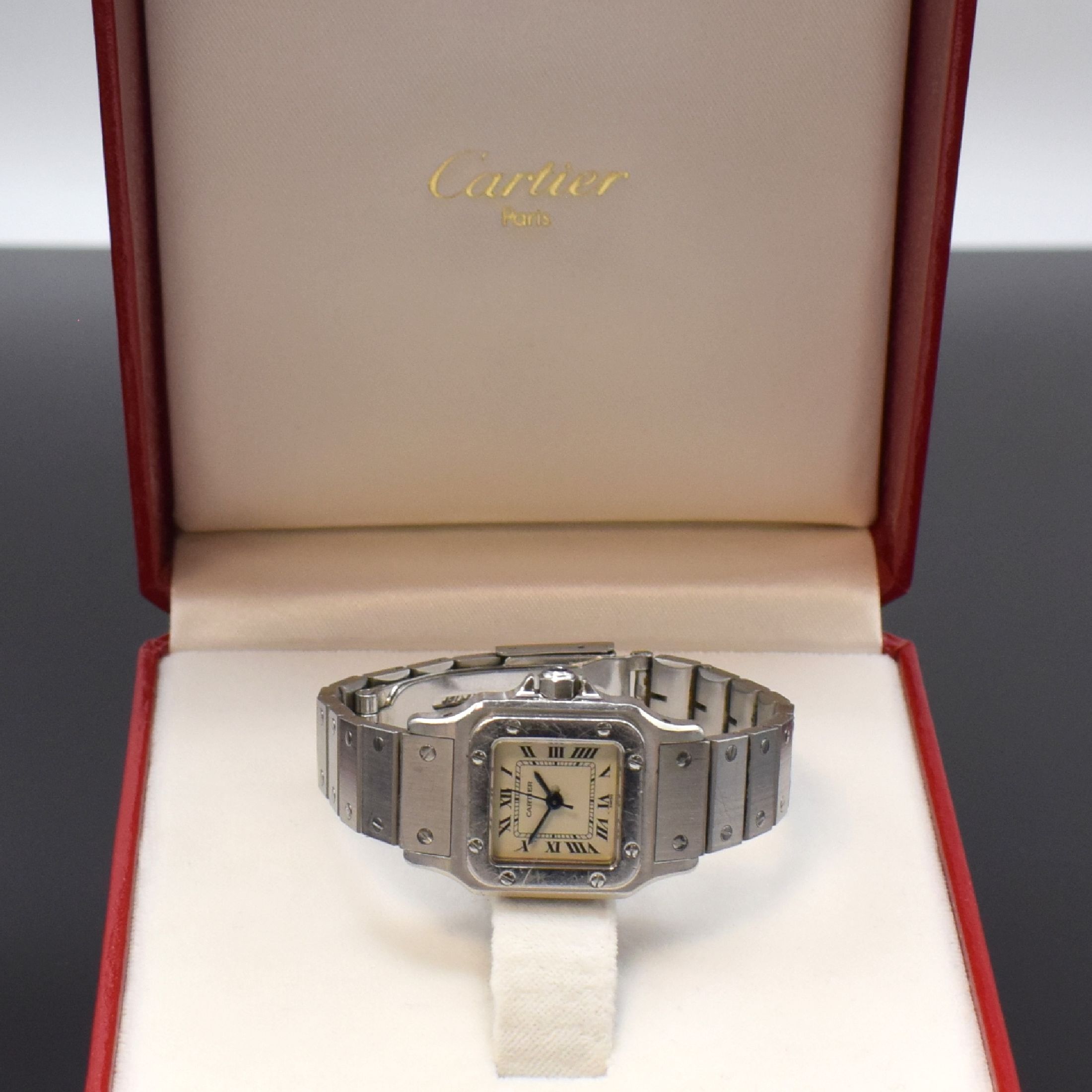 Detail e: CARTIER Santos Damenarmbanduhr in Stahl, Schweiz um 1990, Automatik, Boden u. Lünette 8-fach verschr., Gliederband m. Faltschl., Schmuckkrone ...