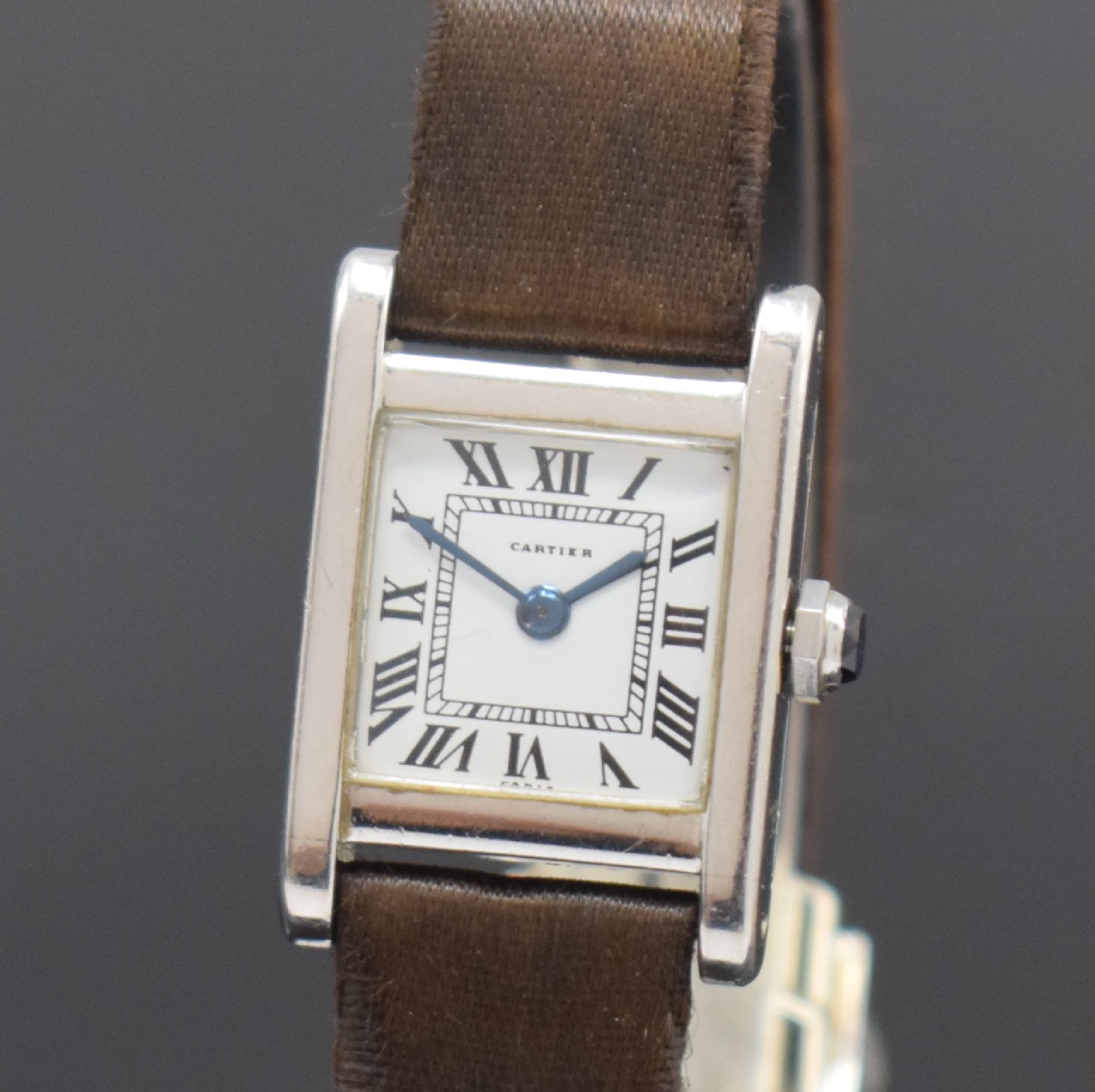 Detail a: CARTIER Paris Mini Tank seltene Damenarmbanduhr in Platin, Frankreich/ Schweiz um 1970, Handaufzug, 2-teil. Gehäuse seitl. 4-fach verschr., ...