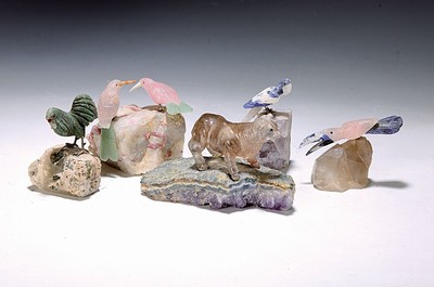 Image 26691414 - Five semi-precious stone figures, Idar Oberstein, 20th century, animal figures on Druze or parent rock, including a parrot, toucan, bull and rooster, some lapis lazuli, rose quartz, amethyst druze etc., comb on the rooster missing, one beak slightly dam., bull slightly dam., approx. 7 x 9 cm to 8 x 14 cm