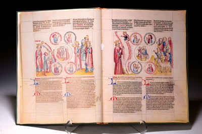 Image 26691478 - Facsimile: Biblia Pauperum of the Codex Pal.lat. 871, Zurich, Belser 1982, facsimile of the manuscript from the 2nd quarter of the 15th century, today in the Biblioteca Apostolica Vaticana, half leather binding, with gold embossed coat of arms of Urban VIII,with accompanying volume by Karl-August Wirth,106 pages, in a slipcase, traces of age