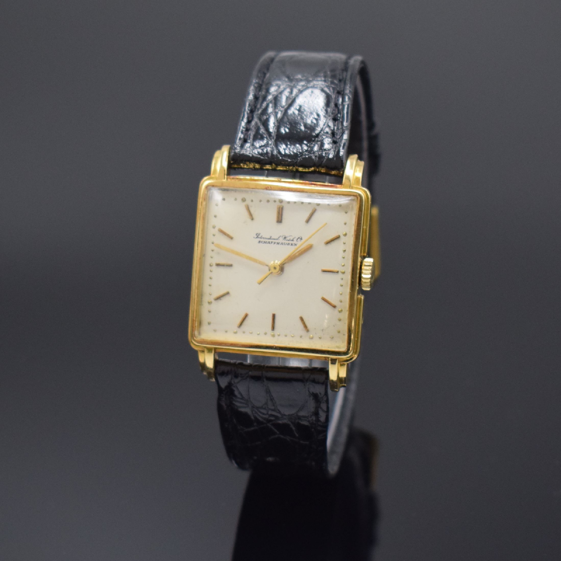 IWC viereckige Armbanduhr in GG 750/000, Schweiz um 1957, Handaufzug, aufgedr. Boden l. dell., rest. silb. Zifferbl. fl., gold. Std.-Ind., gold. ...