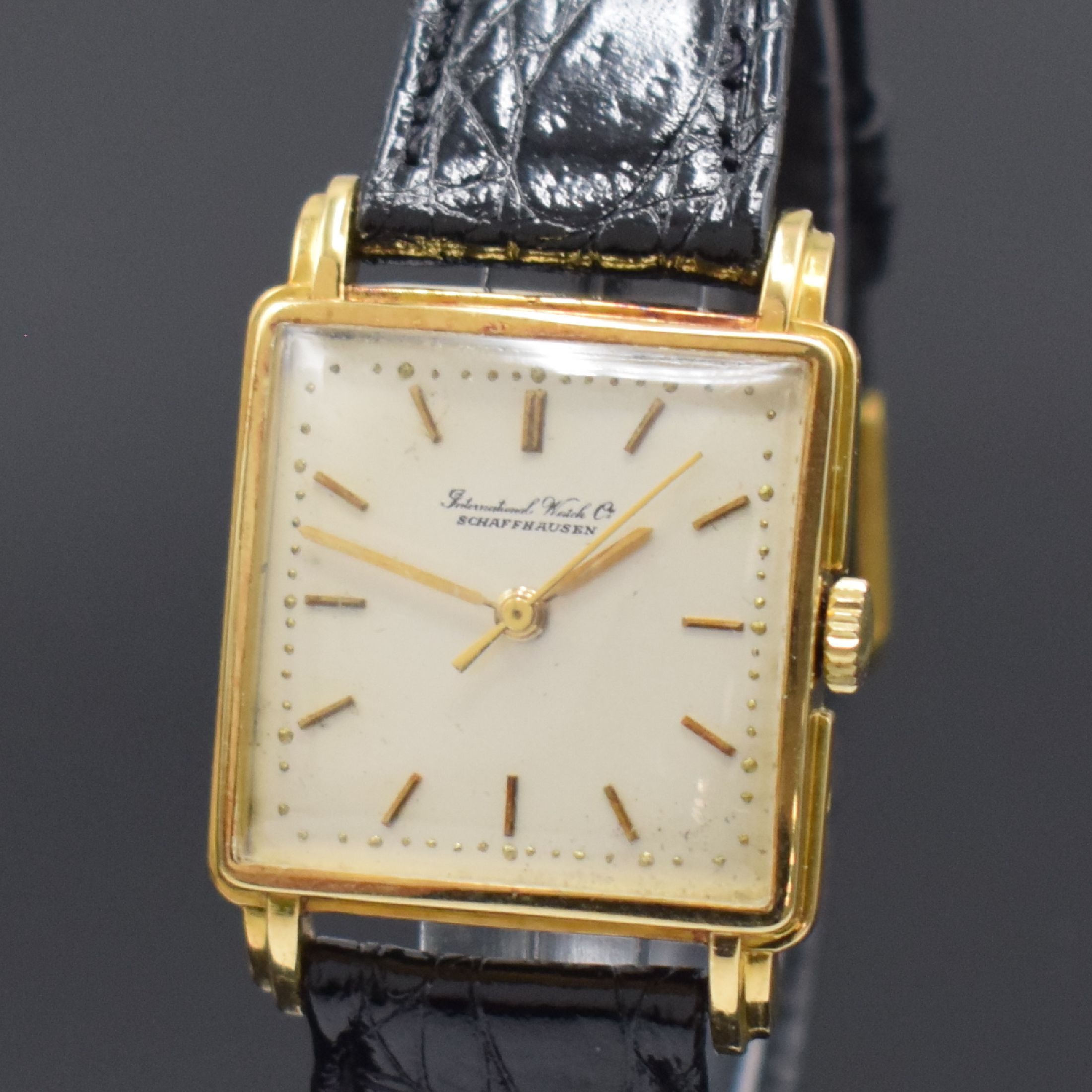Detail a: IWC viereckige Armbanduhr in GG 750/000, Schweiz um 1957, Handaufzug, aufgedr. Boden l. dell., rest. silb. Zifferbl. fl., gold. Std.-Ind., gold. ...
