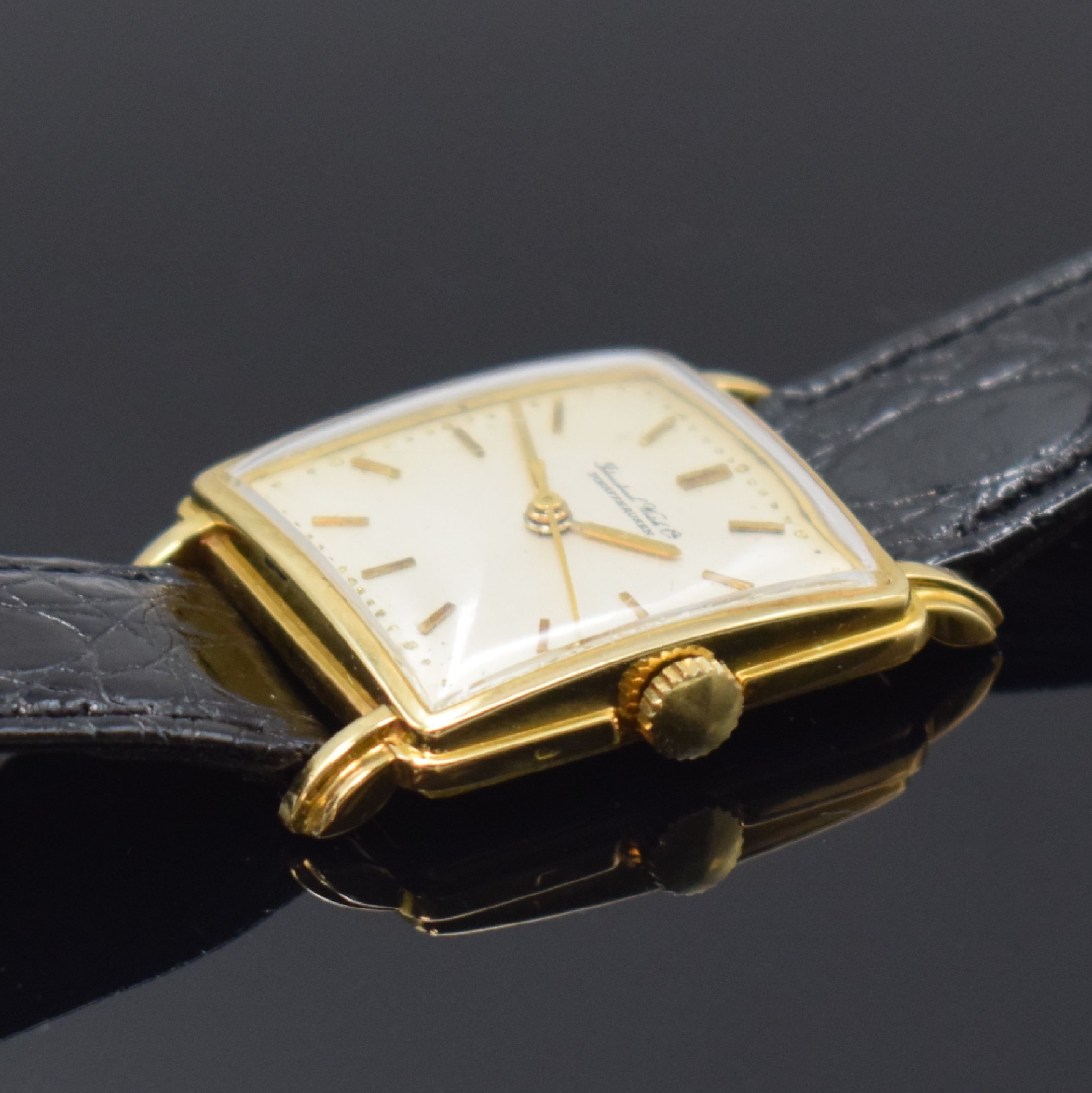 Detail b: IWC viereckige Armbanduhr in GG 750/000, Schweiz um 1957, Handaufzug, aufgedr. Boden l. dell., rest. silb. Zifferbl. fl., gold. Std.-Ind., gold. ...