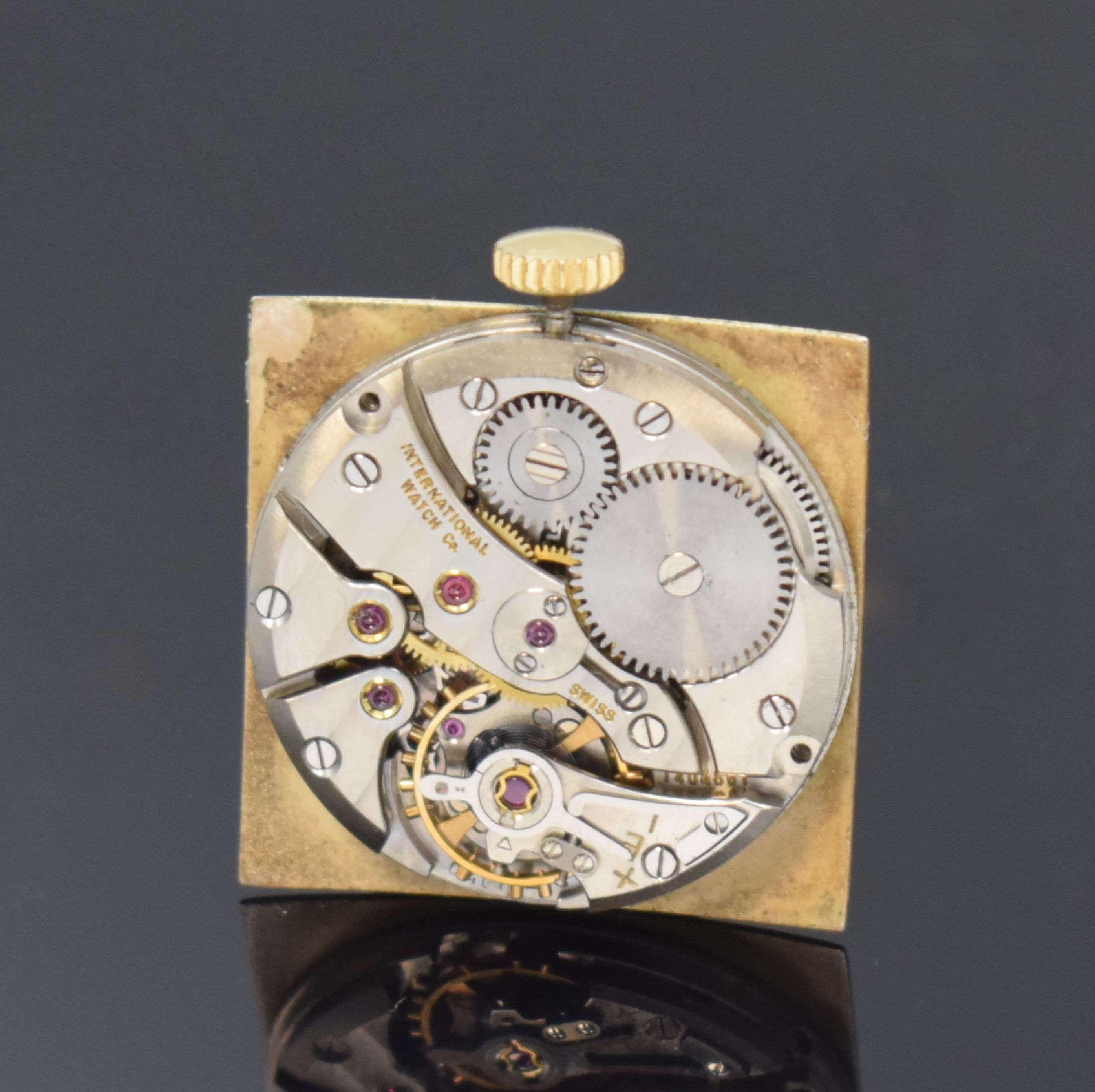 Detail e: IWC viereckige Armbanduhr in GG 750/000, Schweiz um 1957, Handaufzug, aufgedr. Boden l. dell., rest. silb. Zifferbl. fl., gold. Std.-Ind., gold. ...