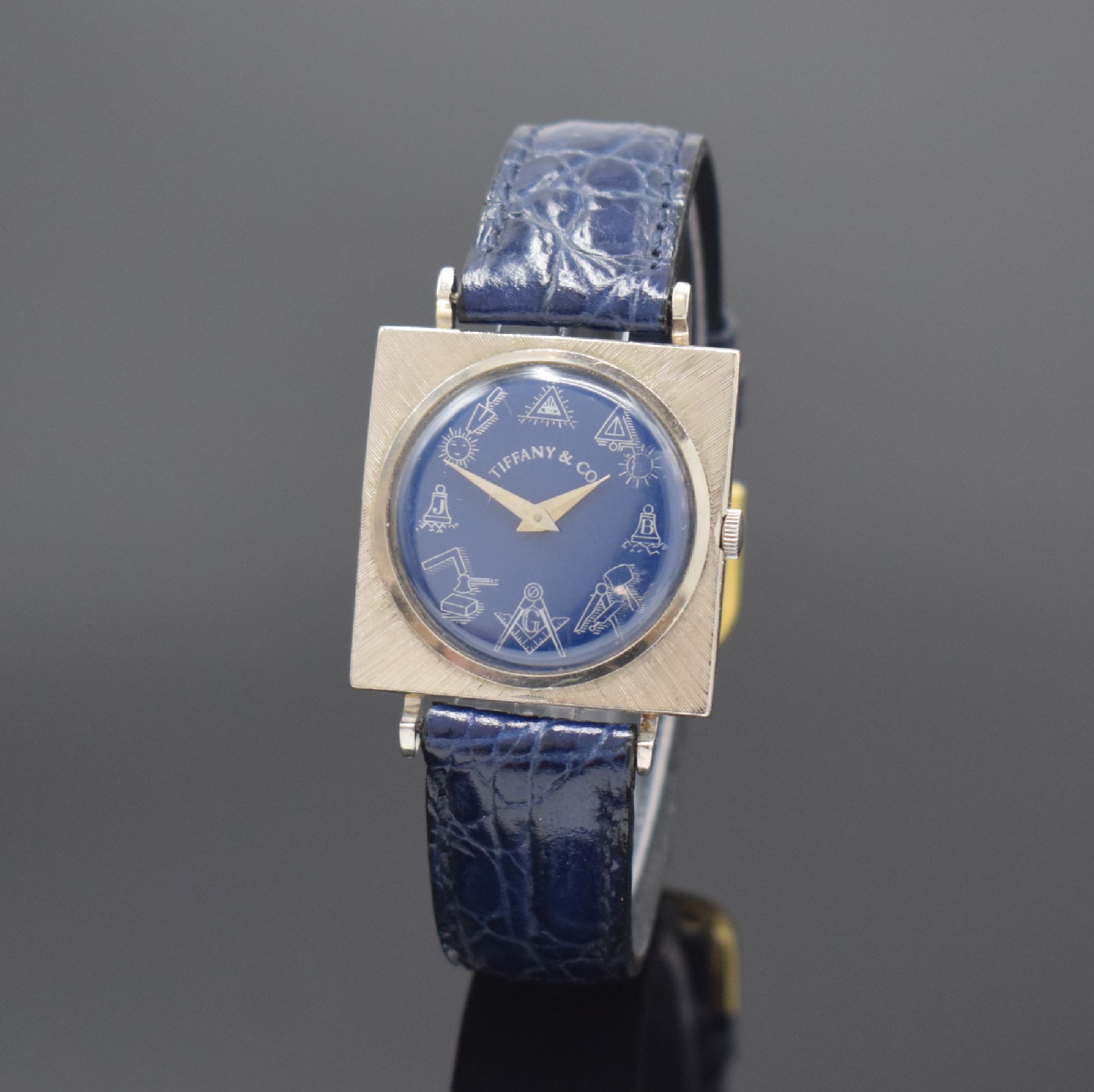 JULES JÜRGENSEN Armbanduhr in WG 750/000, Schweiz 1960er Jahre, Handaufzug, strukt. Geh., Boden aufgedr., blaues Zifferbl. mit Freimaurersymbolik ...