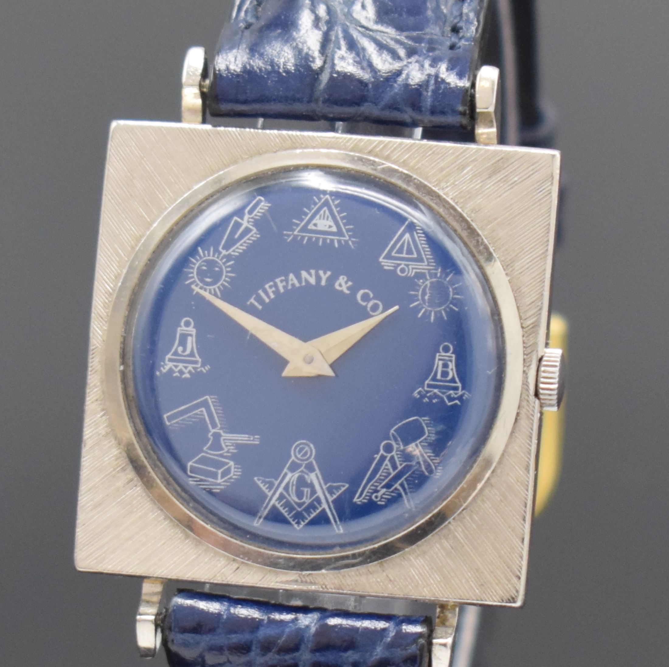 Detail a: JULES JÜRGENSEN Armbanduhr in WG 750/000, Schweiz 1960er Jahre, Handaufzug, strukt. Geh., Boden aufgedr., blaues Zifferbl. mit Freimaurersymbolik ...