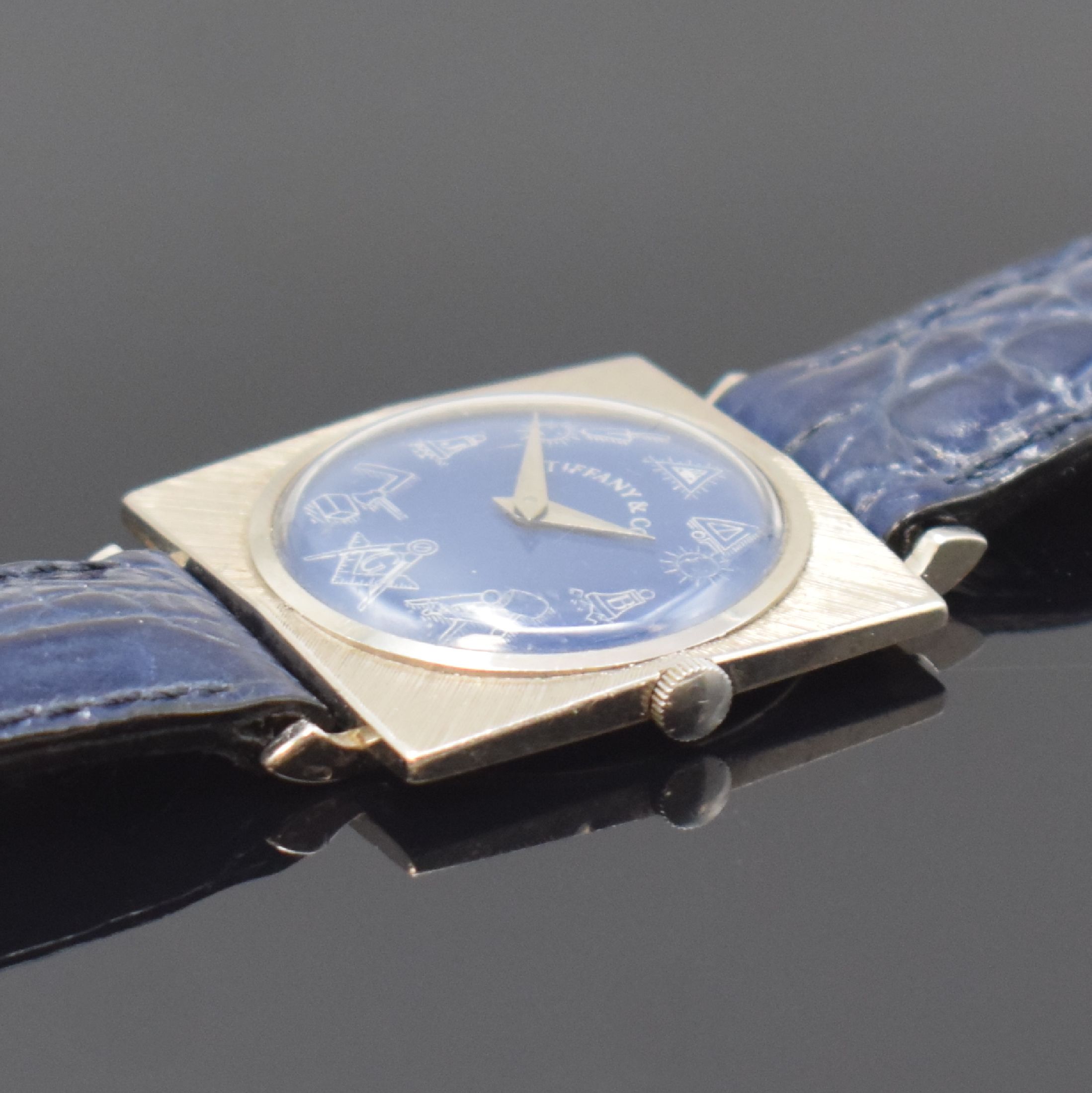 Detail b: JULES JÜRGENSEN Armbanduhr in WG 750/000, Schweiz 1960er Jahre, Handaufzug, strukt. Geh., Boden aufgedr., blaues Zifferbl. mit Freimaurersymbolik ...