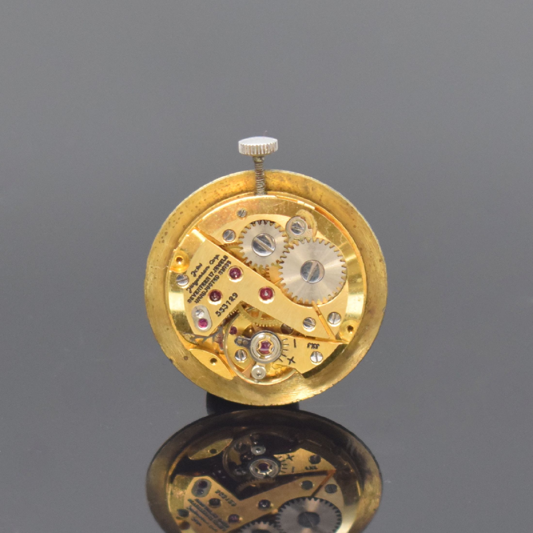 Detail d: JULES JÜRGENSEN Armbanduhr in WG 750/000, Schweiz 1960er Jahre, Handaufzug, strukt. Geh., Boden aufgedr., blaues Zifferbl. mit Freimaurersymbolik ...