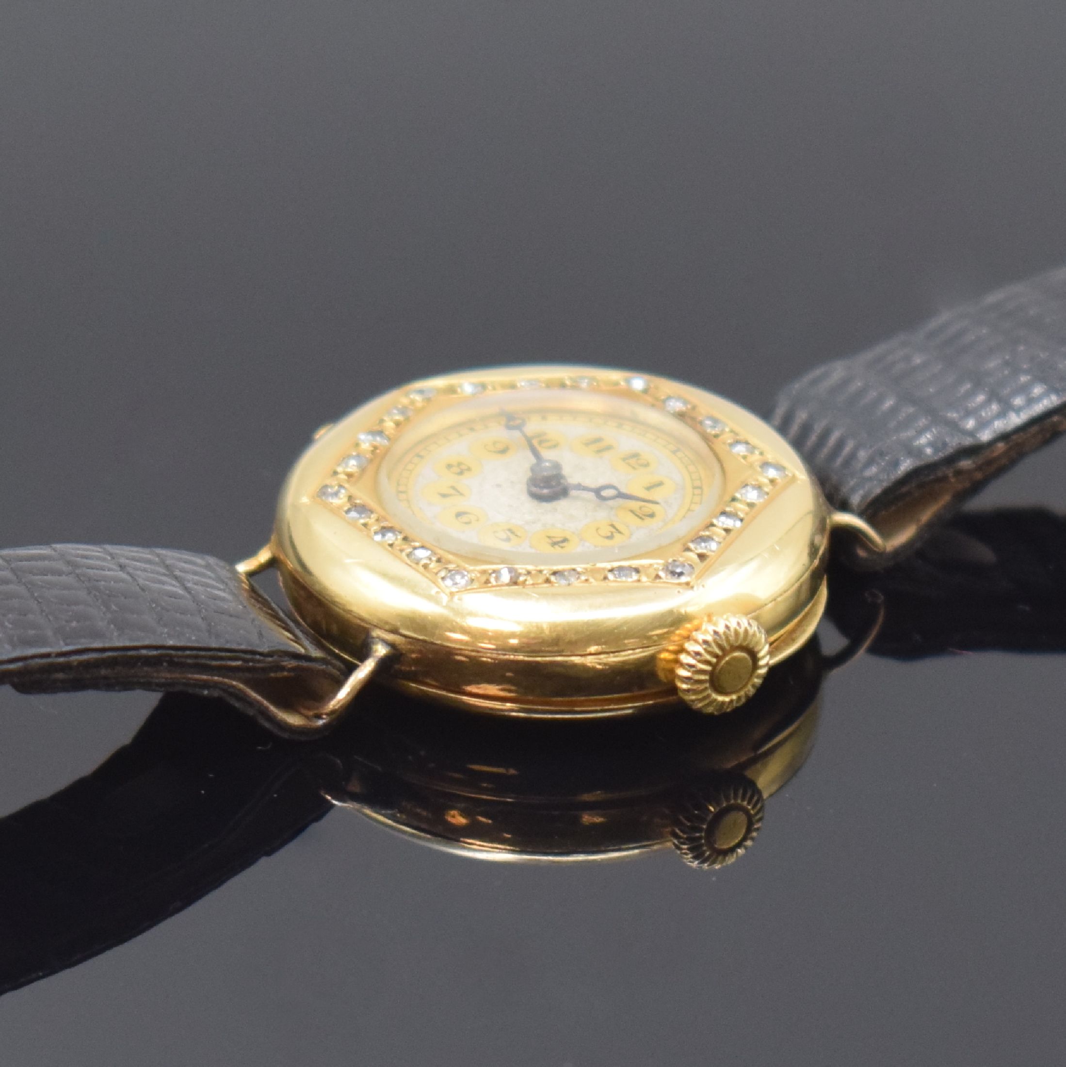 Detail b: Frühe Damenarmbanduhr in GG 750/000, Schweiz um 1915, Handaufzug, Geh. u. Rückseite dell., Vorderseite m. Diamanten bes., Metallzifferbl. m. arab. ...