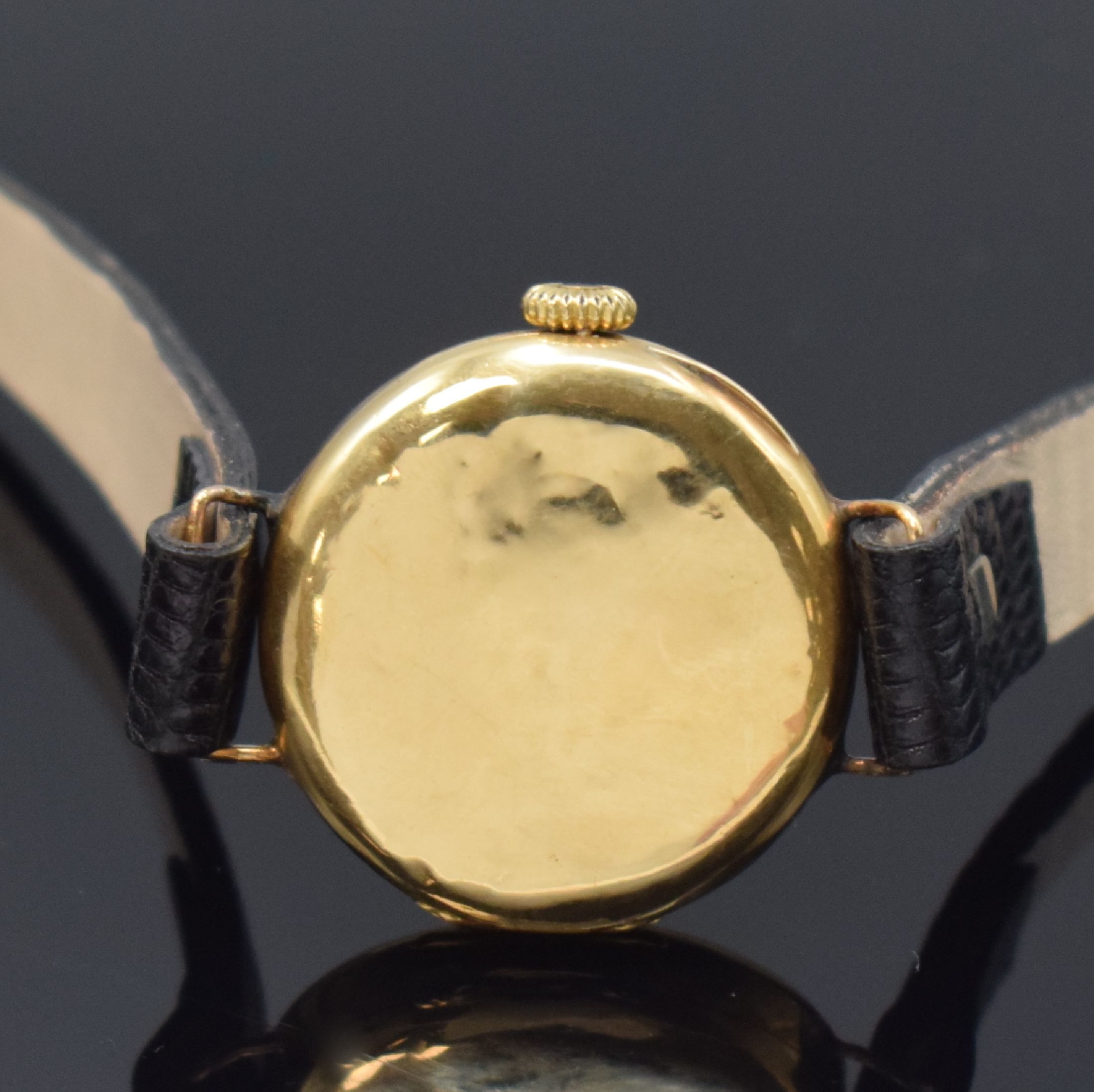 Detail c: Frühe Damenarmbanduhr in GG 750/000, Schweiz um 1915, Handaufzug, Geh. u. Rückseite dell., Vorderseite m. Diamanten bes., Metallzifferbl. m. arab. ...