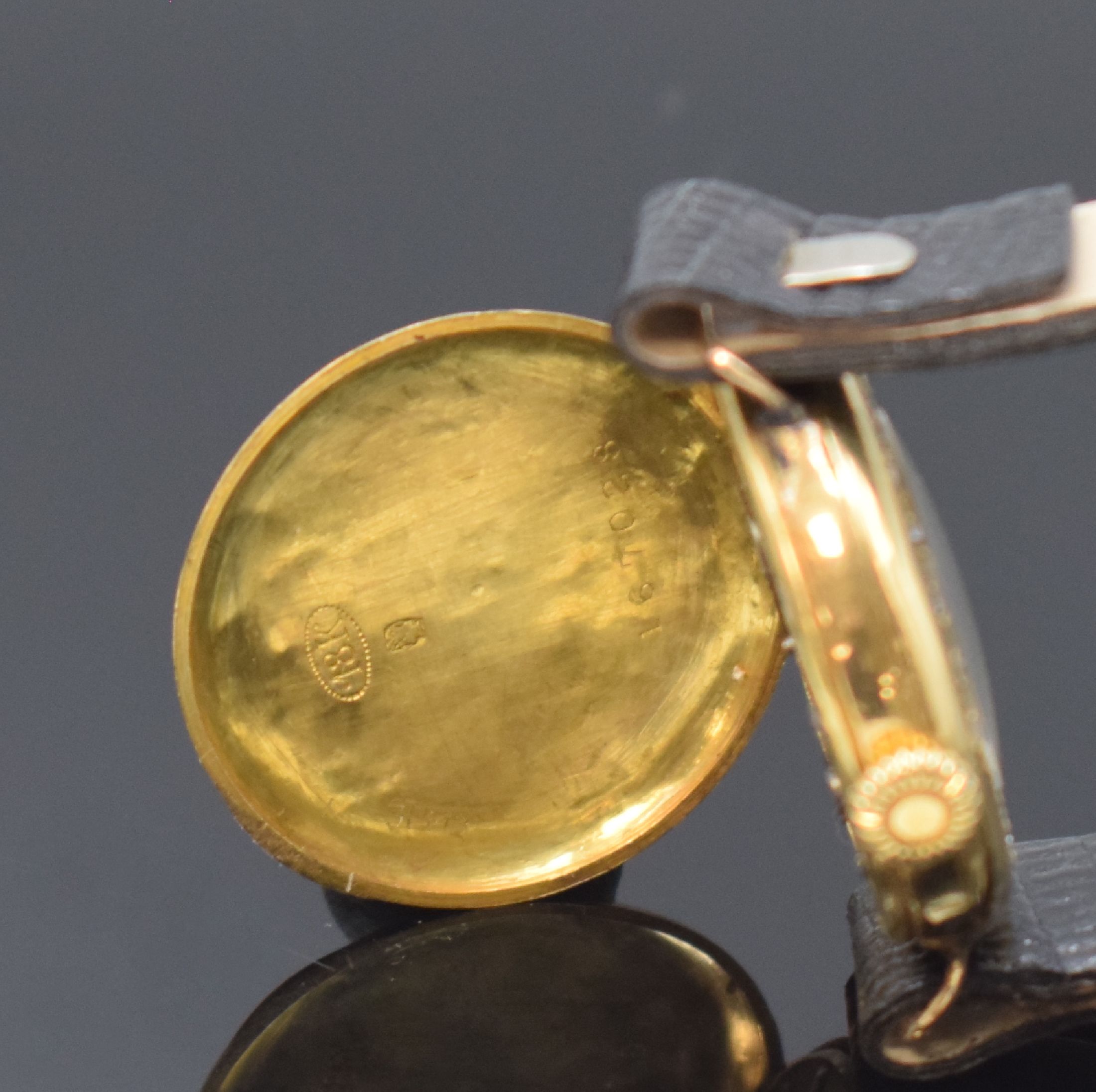 Detail d: Frühe Damenarmbanduhr in GG 750/000, Schweiz um 1915, Handaufzug, Geh. u. Rückseite dell., Vorderseite m. Diamanten bes., Metallzifferbl. m. arab. ...