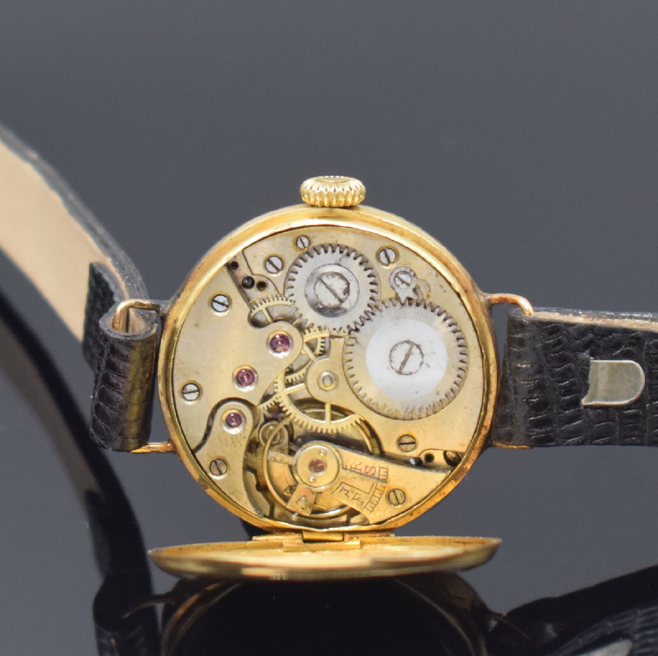 Detail e: Frühe Damenarmbanduhr in GG 750/000, Schweiz um 1915, Handaufzug, Geh. u. Rückseite dell., Vorderseite m. Diamanten bes., Metallzifferbl. m. arab. ...