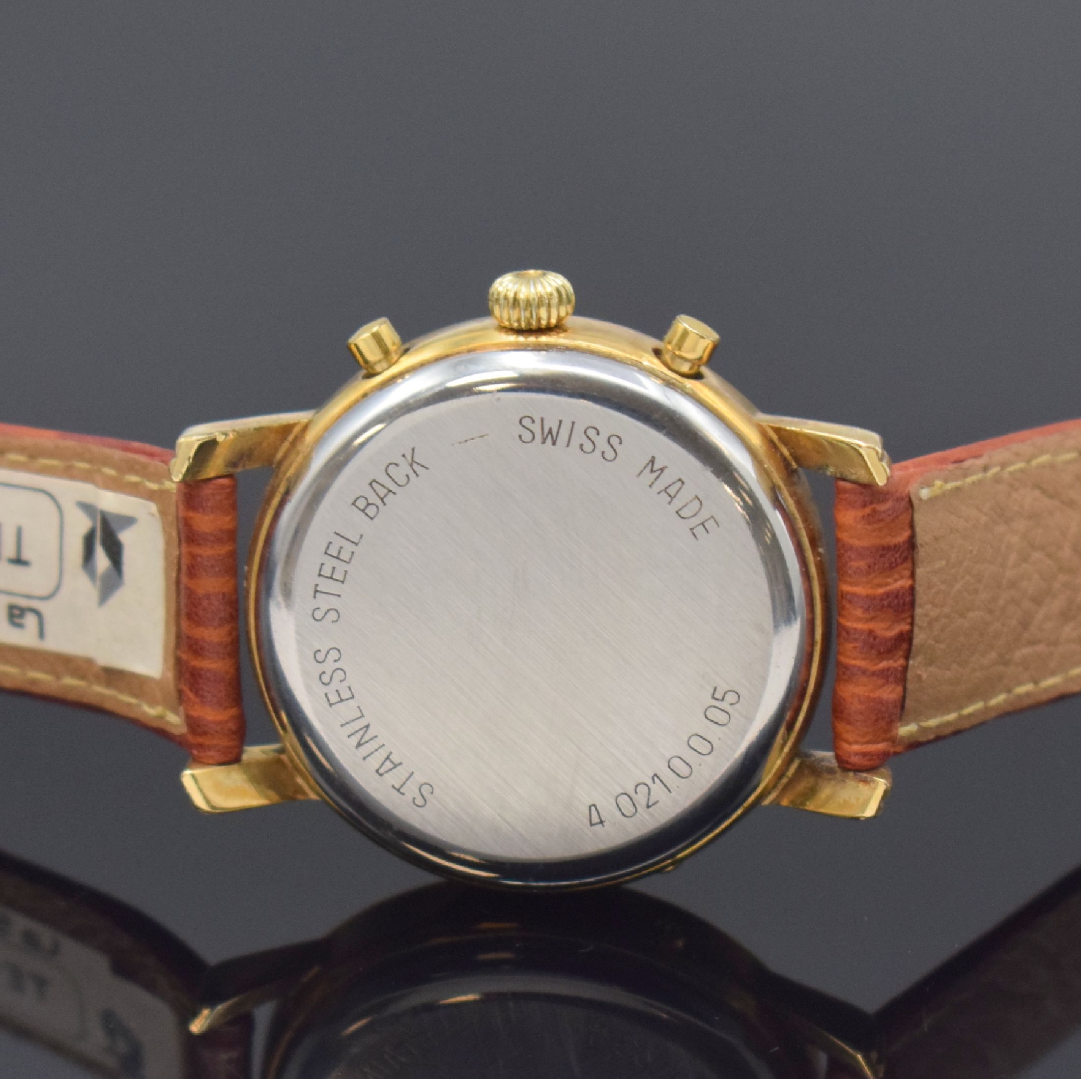 Detail d: M & M vergoldete Herrenarmbanduhr mit Vollkalender, Schweiz um 1995, Handaufzug, Stahlboden gedr., Korrekturdrücker seitl. im Geh. eingel., weißes ...
