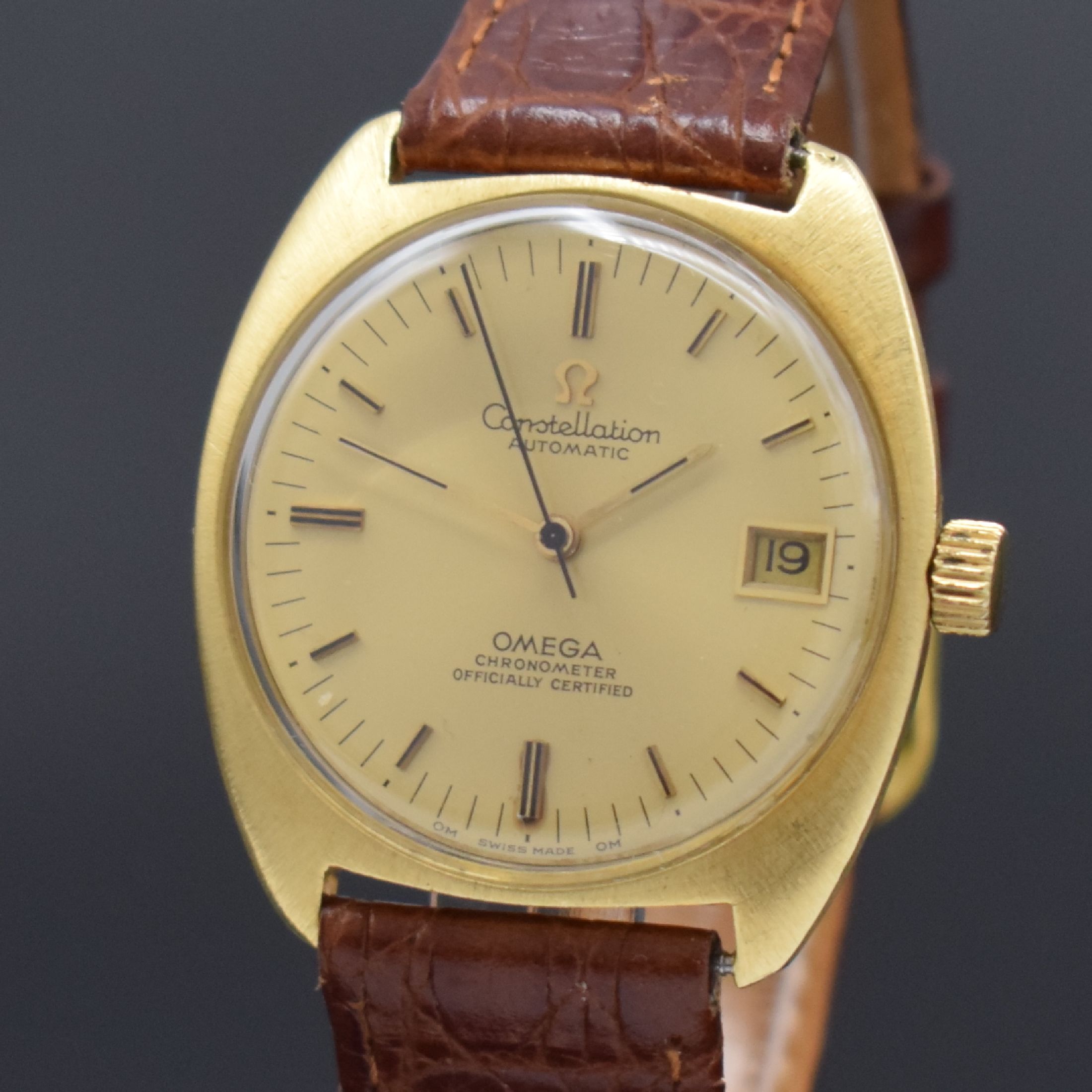 Detail a: OMEGA Constellation Herrenarmbanduhr Chronometer in GG 750/000 Referenz 168.053, Schweiz um 1970, Automatik, Boden verschr. (Gewinde zu rep.), ...