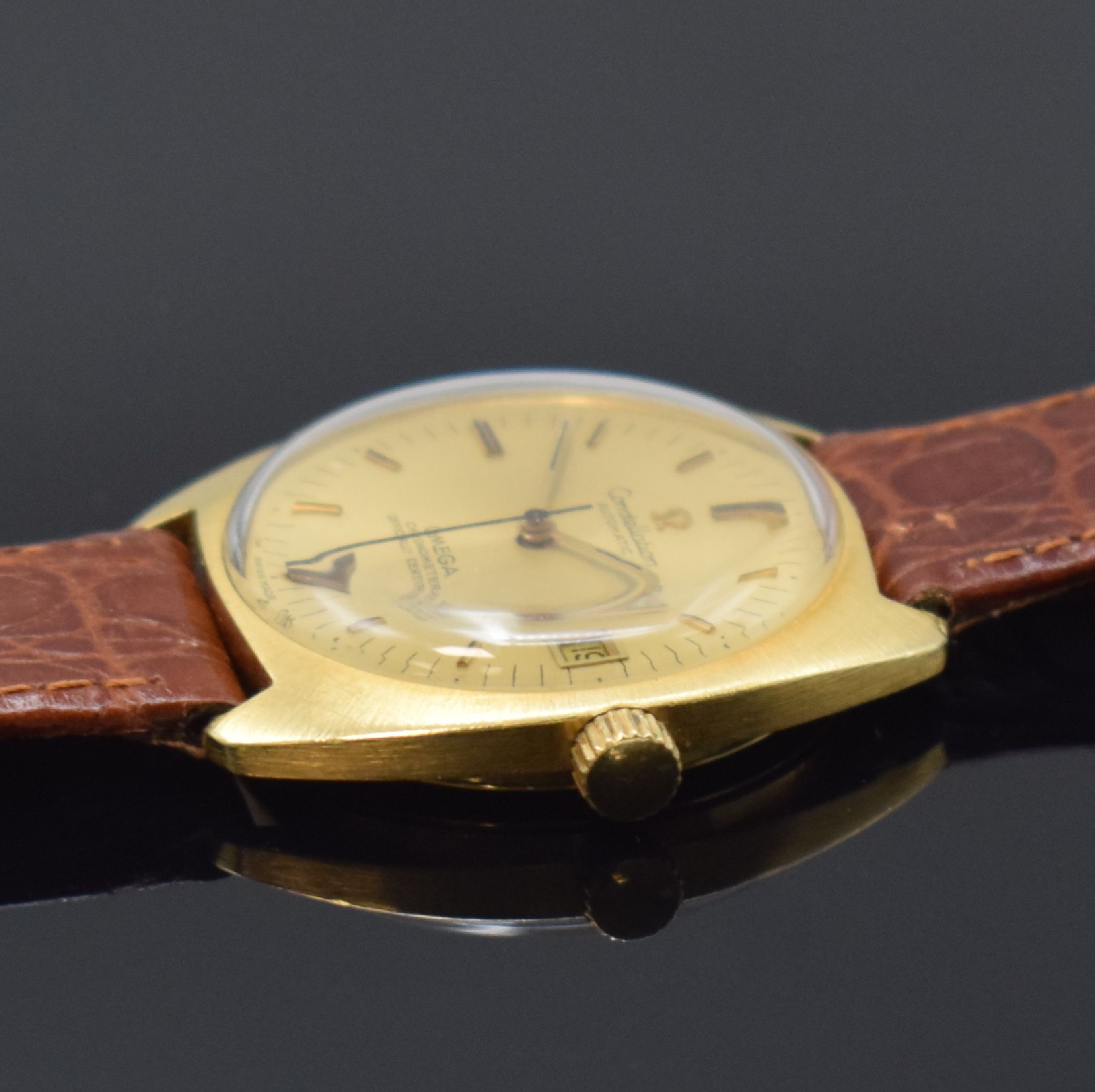 Detail b: OMEGA Constellation Herrenarmbanduhr Chronometer in GG 750/000 Referenz 168.053, Schweiz um 1970, Automatik, Boden verschr. (Gewinde zu rep.), ...