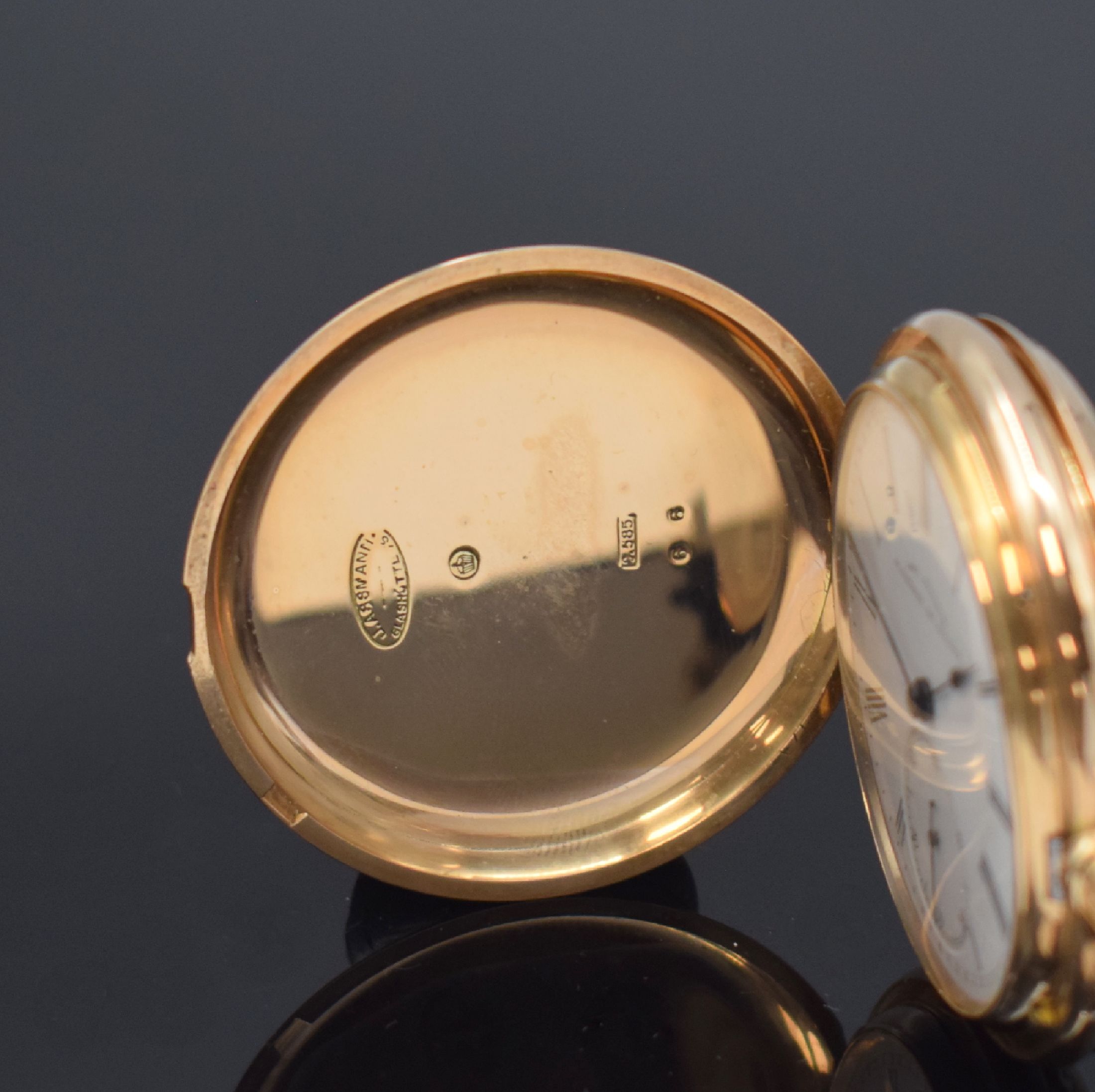 Detail a: JENTSCH / ASSMANN Herrensavonette in GG 585/000 mit Petschaft, Deutschland um 1905, 3 Deckel Goldgeh. dell., guill. Sprung- u. Rückdeckel, ...