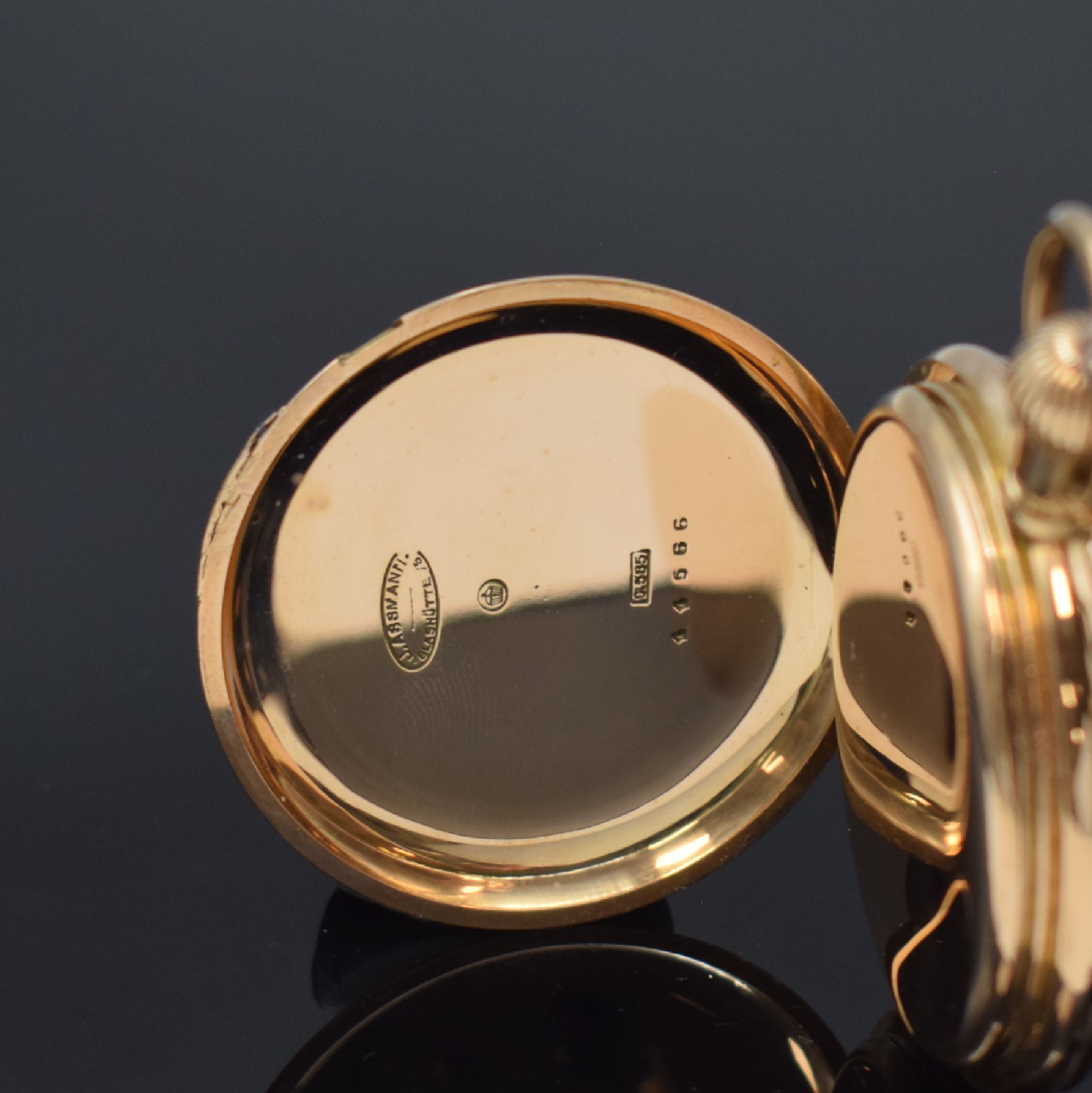 Detail c: JENTSCH / ASSMANN Herrensavonette in GG 585/000 mit Petschaft, Deutschland um 1905, 3 Deckel Goldgeh. dell., guill. Sprung- u. Rückdeckel, ...