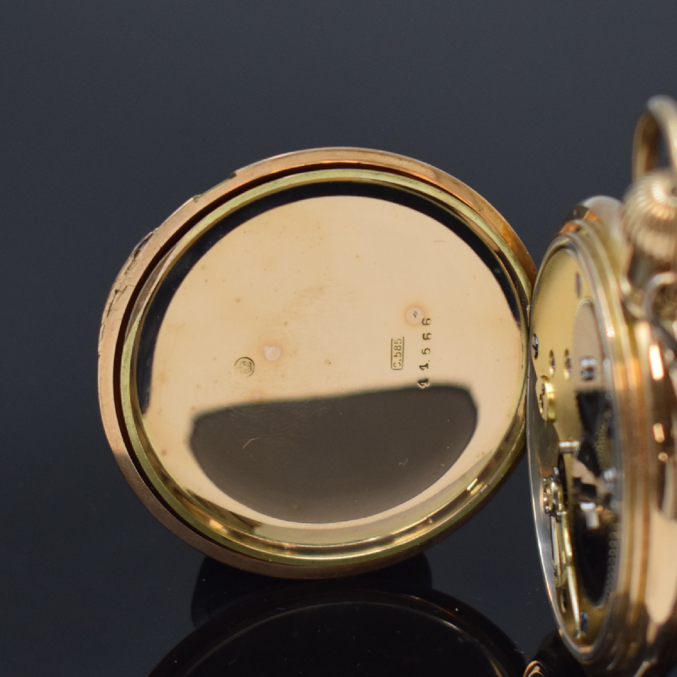 Detail e: JENTSCH / ASSMANN Herrensavonette in GG 585/000 mit Petschaft, Deutschland um 1905, 3 Deckel Goldgeh. dell., guill. Sprung- u. Rückdeckel, ...