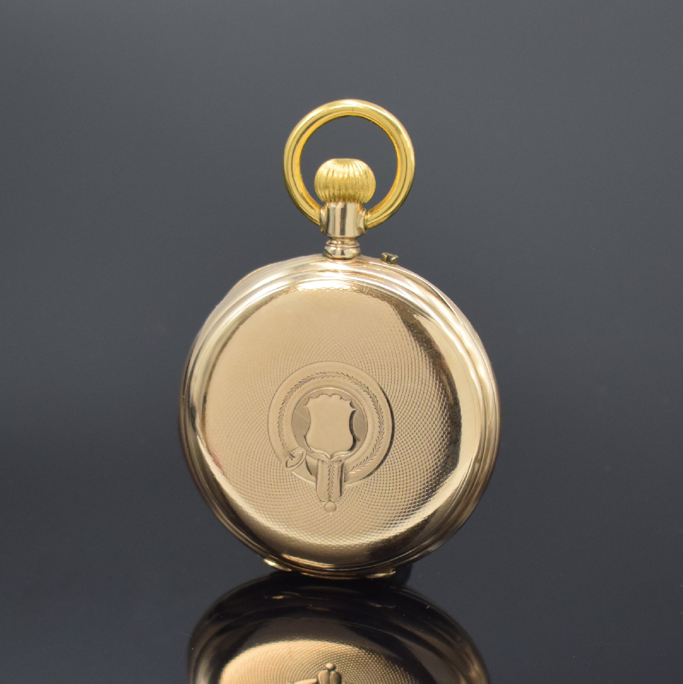 Detail a: Offene Herrentaschenuhr in GG 585/000, Schweiz um 1900, Geh. dell., Metallcuvette, guill. Rückdeckel m. Monogrammspiegel, Emailzifferbl. m. röm. ...