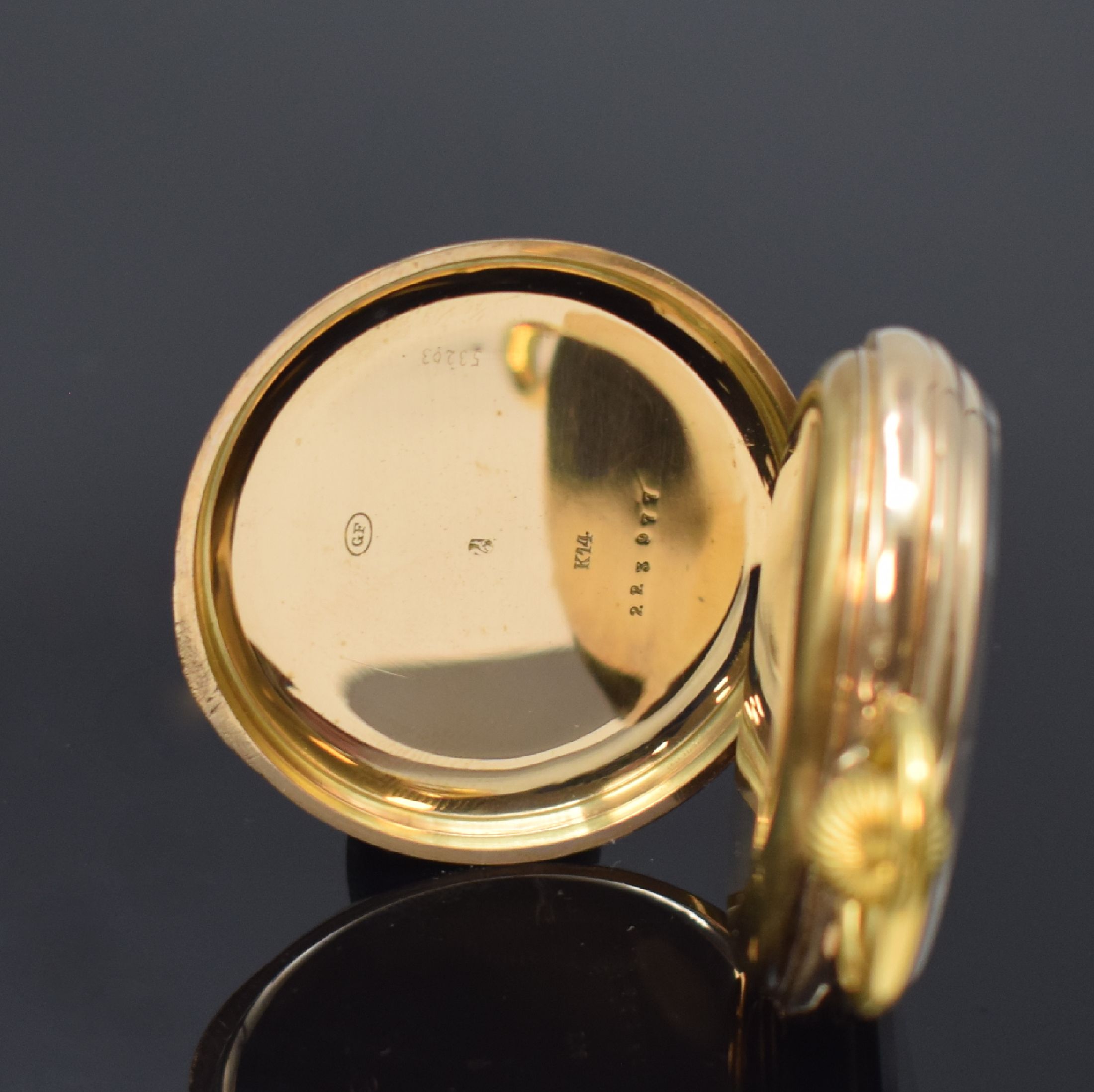 Detail b: Offene Herrentaschenuhr in GG 585/000, Schweiz um 1900, Geh. dell., Metallcuvette, guill. Rückdeckel m. Monogrammspiegel, Emailzifferbl. m. röm. ...