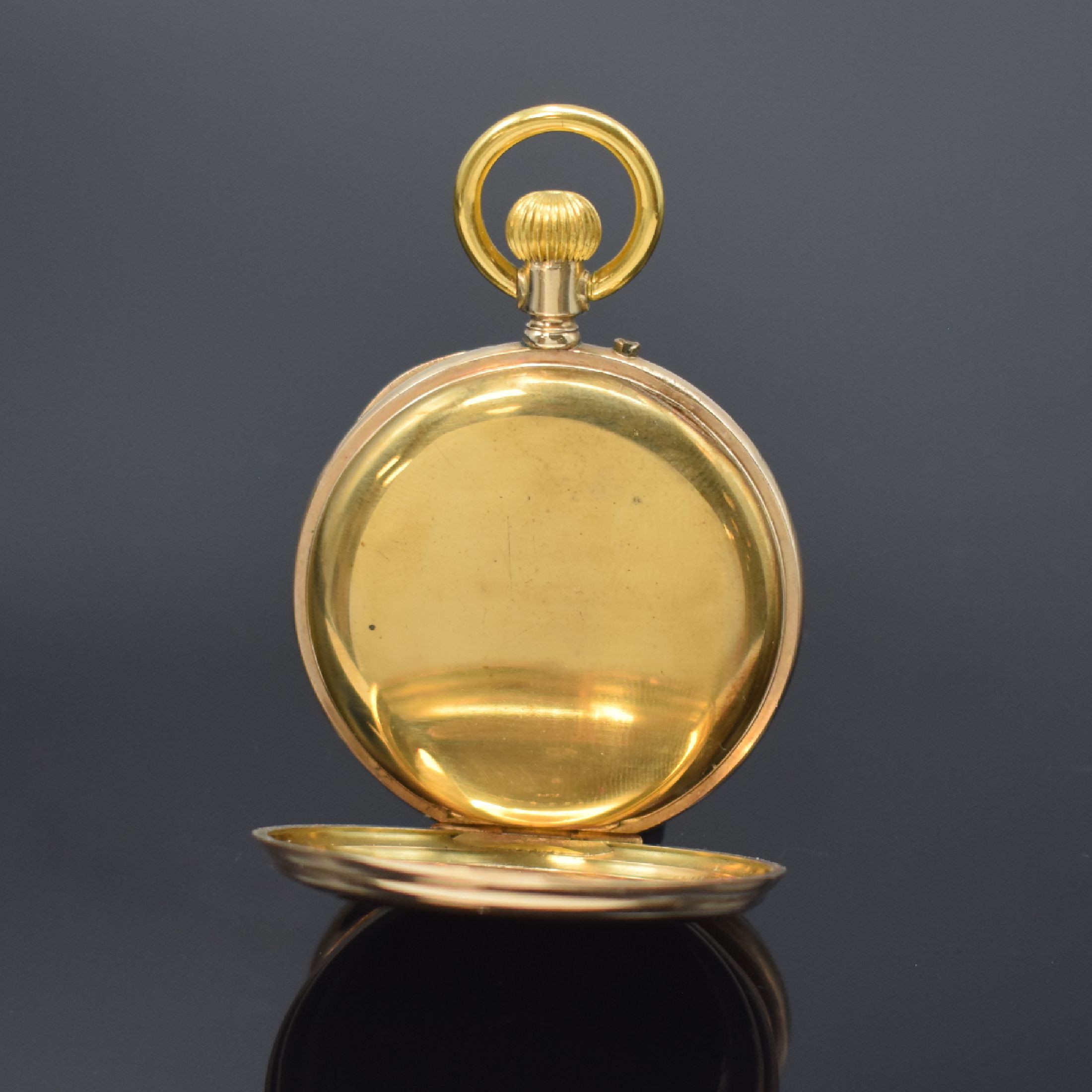 Detail c: Offene Herrentaschenuhr in GG 585/000, Schweiz um 1900, Geh. dell., Metallcuvette, guill. Rückdeckel m. Monogrammspiegel, Emailzifferbl. m. röm. ...