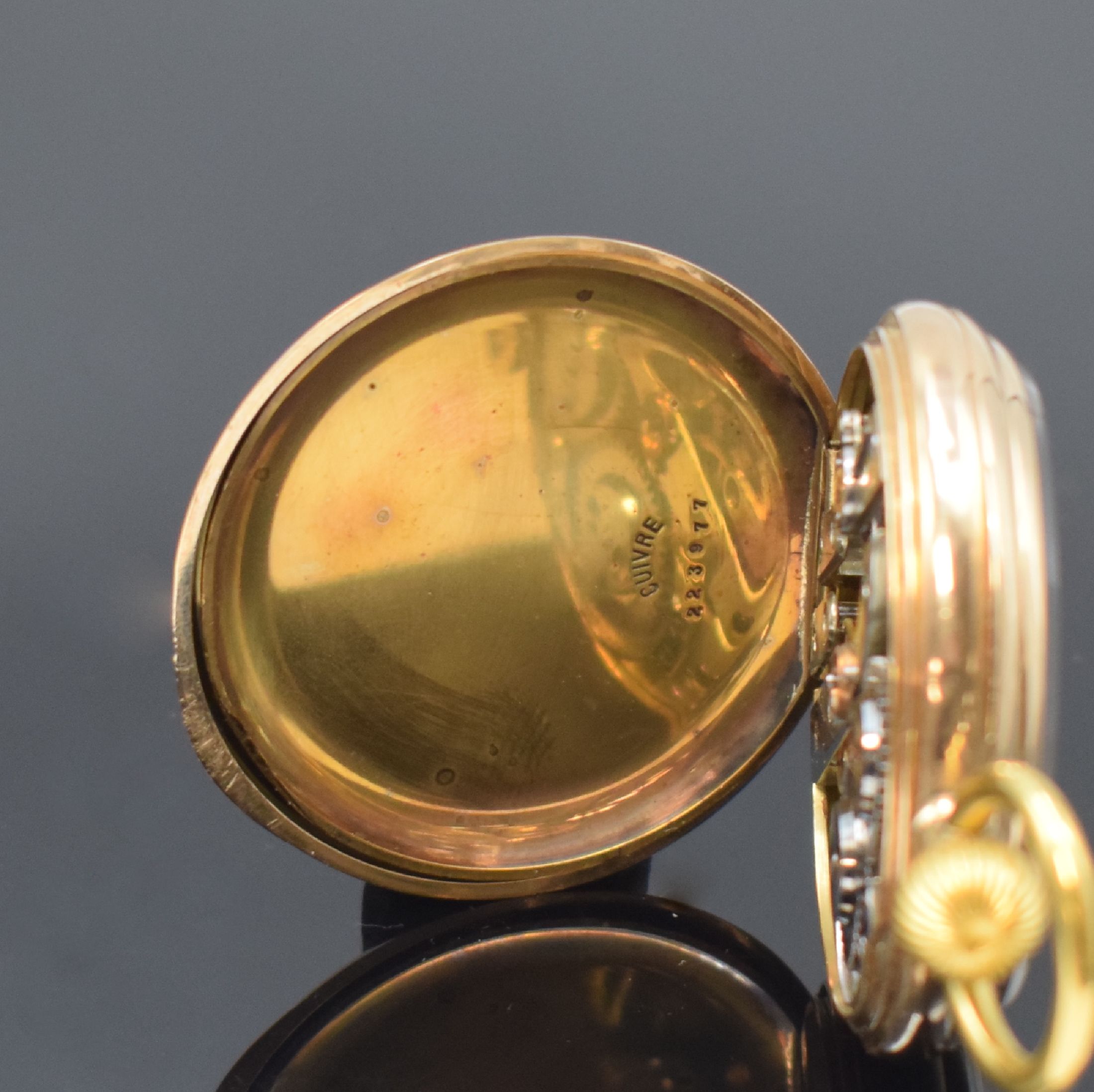 Detail d: Offene Herrentaschenuhr in GG 585/000, Schweiz um 1900, Geh. dell., Metallcuvette, guill. Rückdeckel m. Monogrammspiegel, Emailzifferbl. m. röm. ...