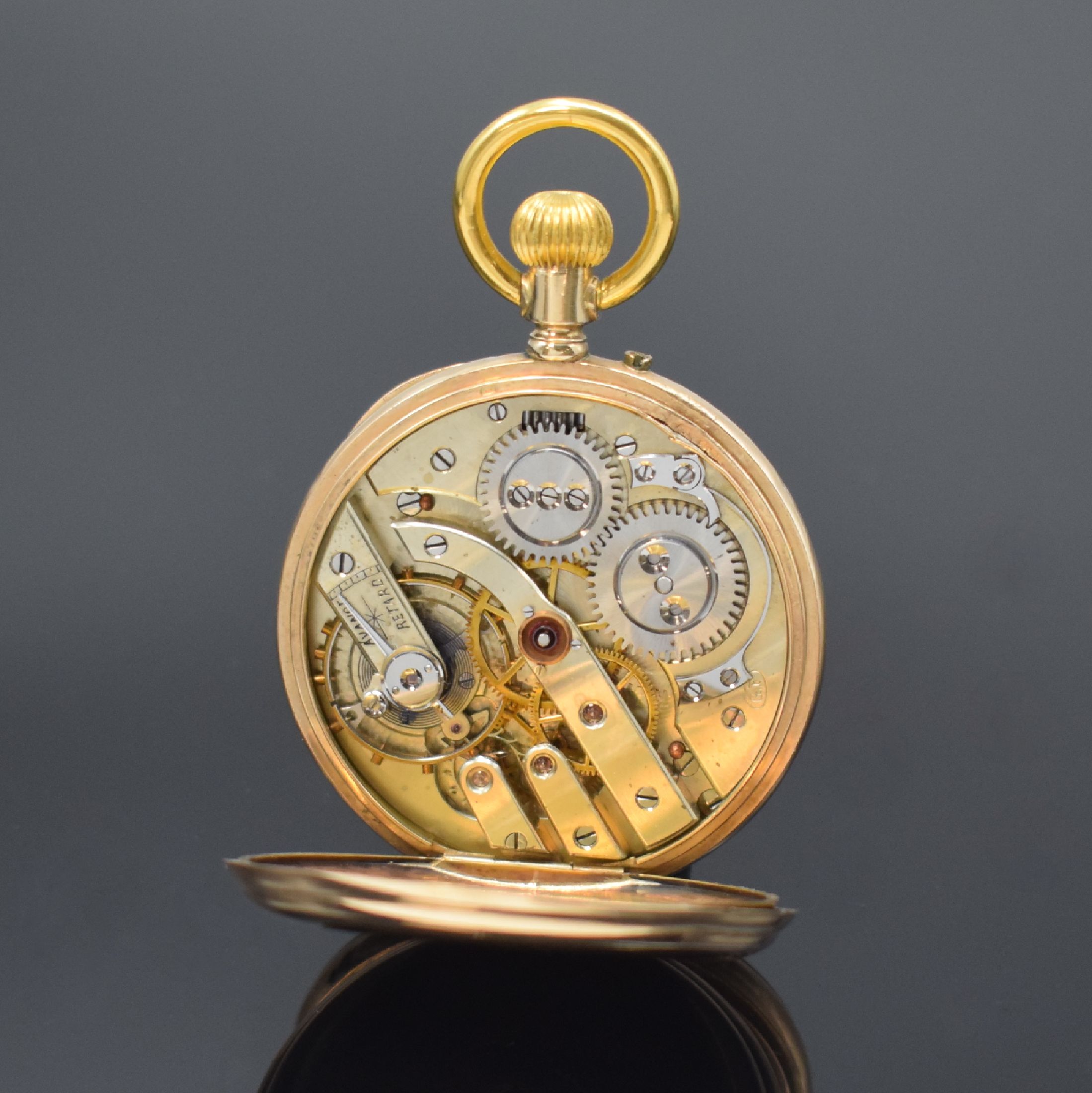 Detail e: Offene Herrentaschenuhr in GG 585/000, Schweiz um 1900, Geh. dell., Metallcuvette, guill. Rückdeckel m. Monogrammspiegel, Emailzifferbl. m. röm. ...