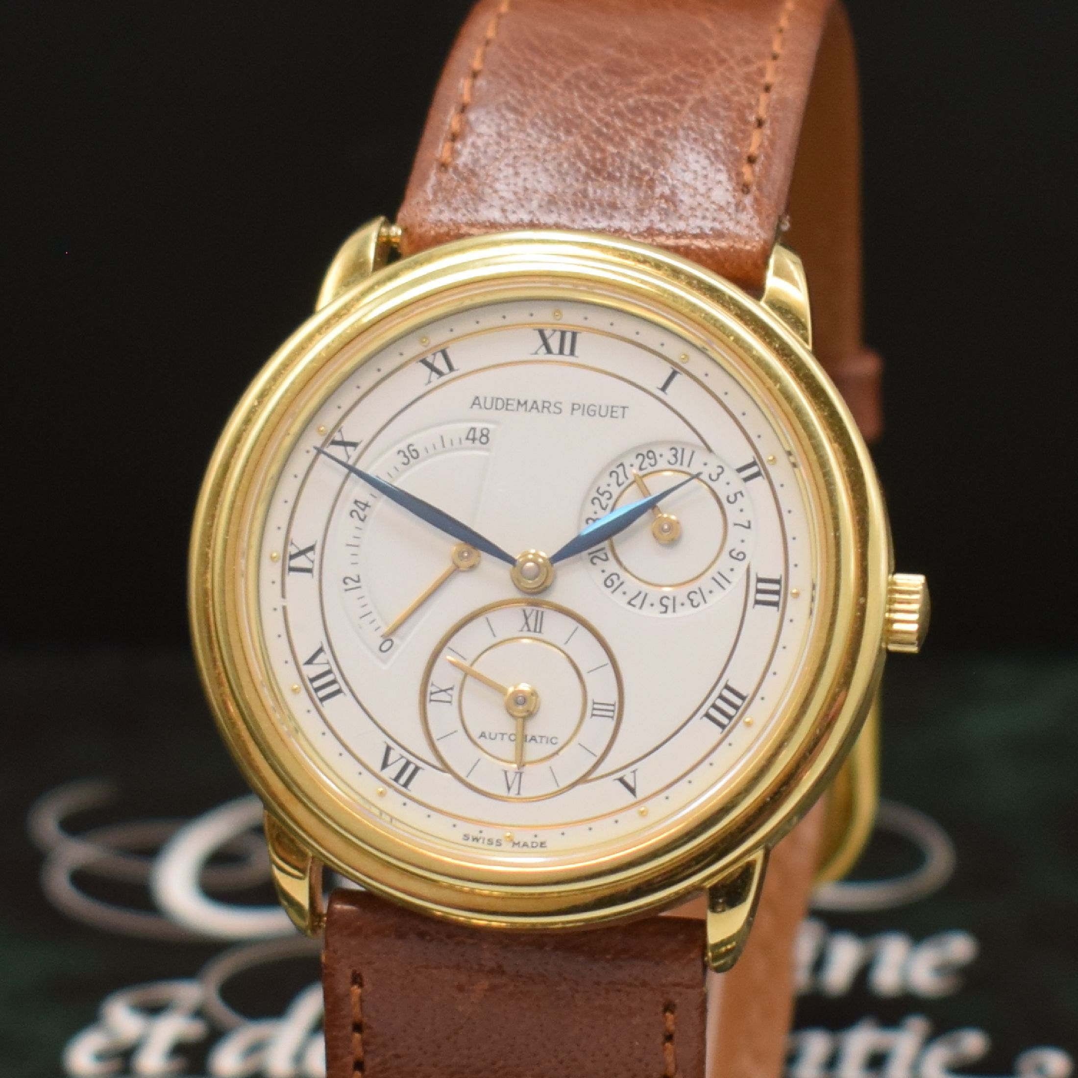 Detail a: AUDEMARS PIGUET Dual Time Herrenarmbanduhr in GG 750/000 Referenz 25685, Schweiz verk. lt. beil. Zertifikat 07/1991, Automatik, Boden u. Glasrand ...