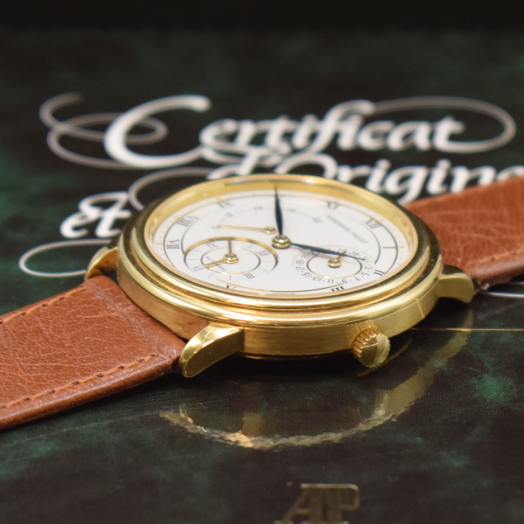 Detail b: AUDEMARS PIGUET Dual Time Herrenarmbanduhr in GG 750/000 Referenz 25685, Schweiz verk. lt. beil. Zertifikat 07/1991, Automatik, Boden u. Glasrand ...