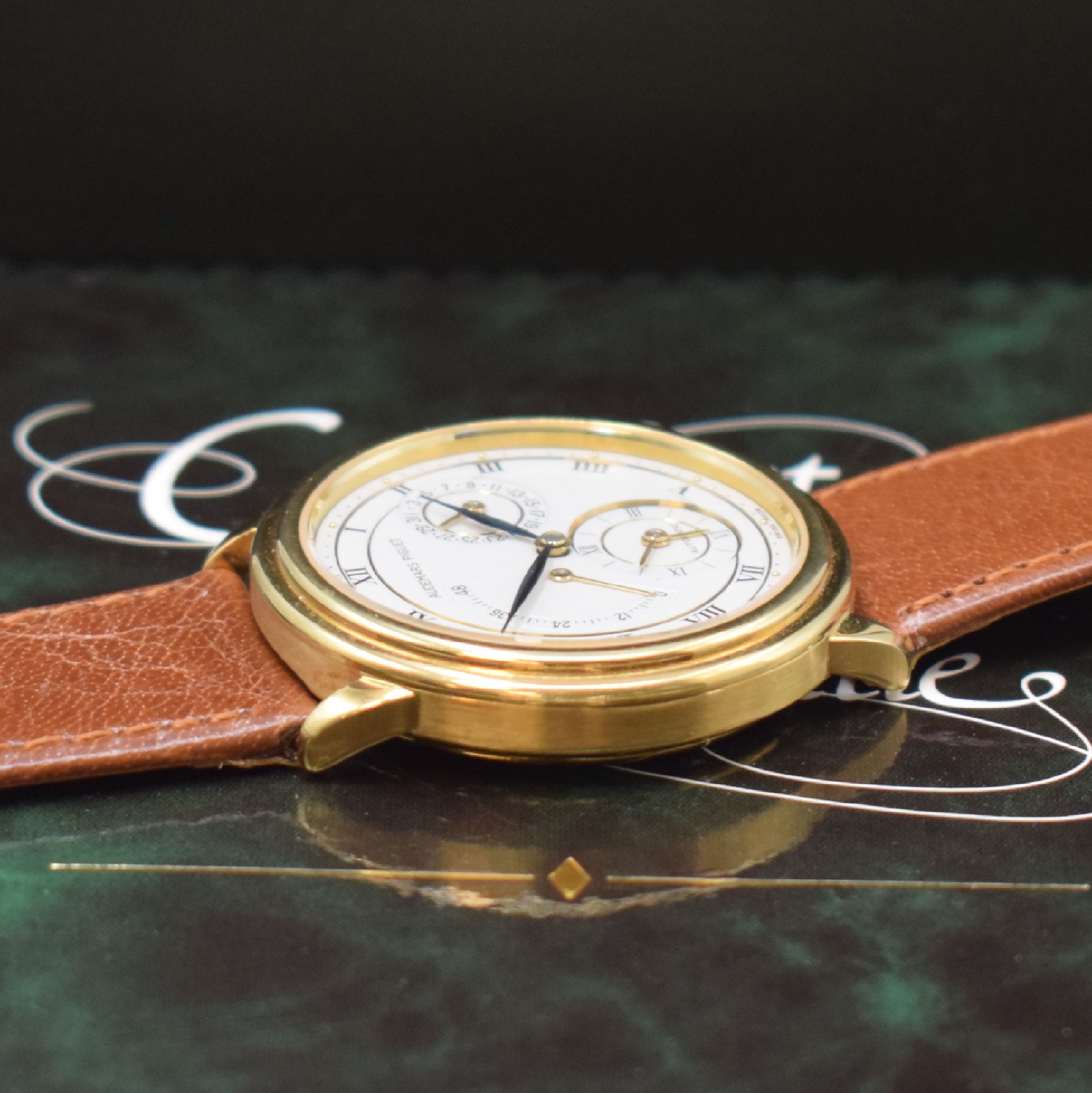 Detail d: AUDEMARS PIGUET Dual Time Herrenarmbanduhr in GG 750/000 Referenz 25685, Schweiz verk. lt. beil. Zertifikat 07/1991, Automatik, Boden u. Glasrand ...
