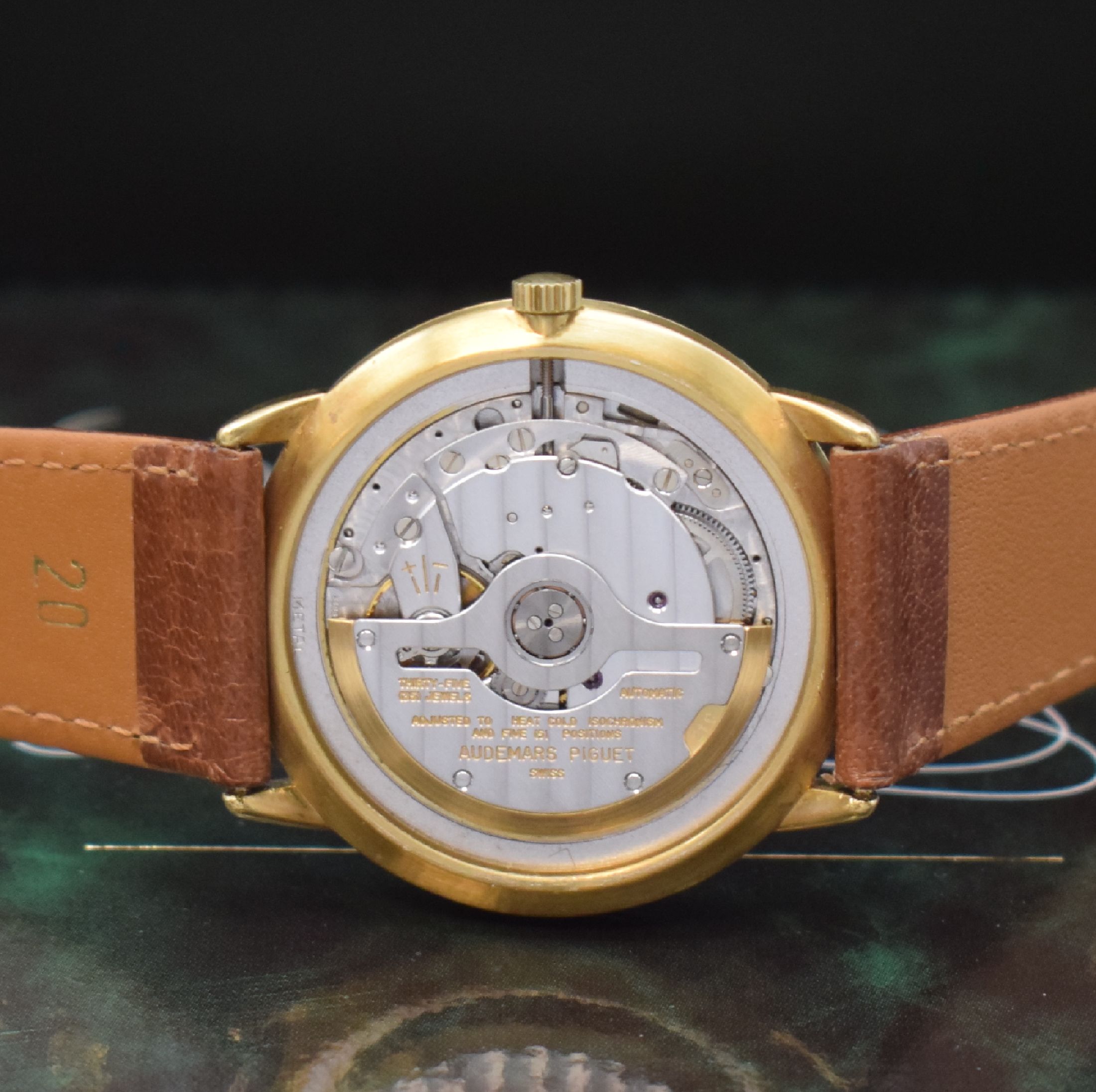 Detail e: AUDEMARS PIGUET Dual Time Herrenarmbanduhr in GG 750/000 Referenz 25685, Schweiz verk. lt. beil. Zertifikat 07/1991, Automatik, Boden u. Glasrand ...