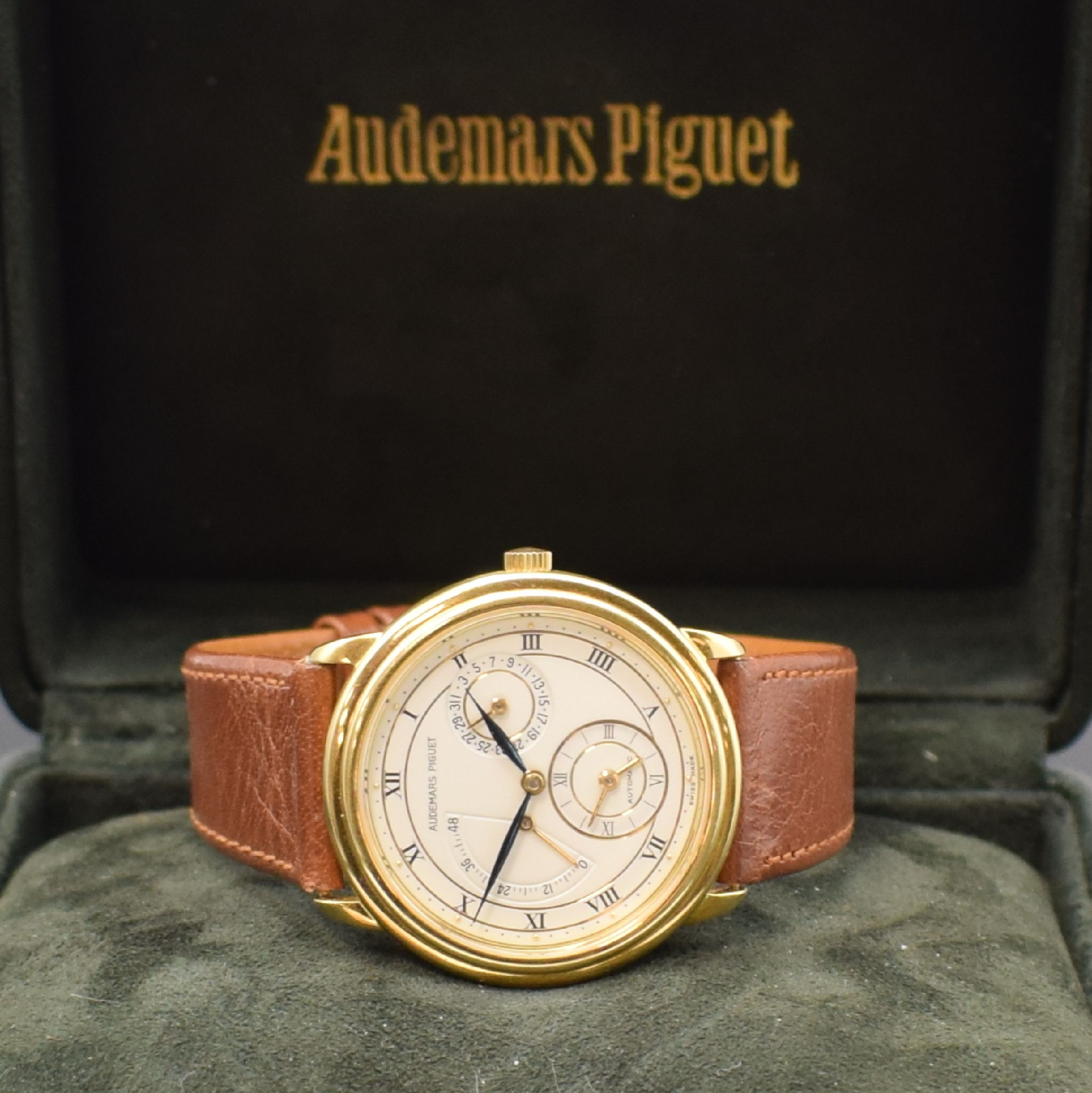 Detail h: AUDEMARS PIGUET Dual Time Herrenarmbanduhr in GG 750/000 Referenz 25685, Schweiz verk. lt. beil. Zertifikat 07/1991, Automatik, Boden u. Glasrand ...