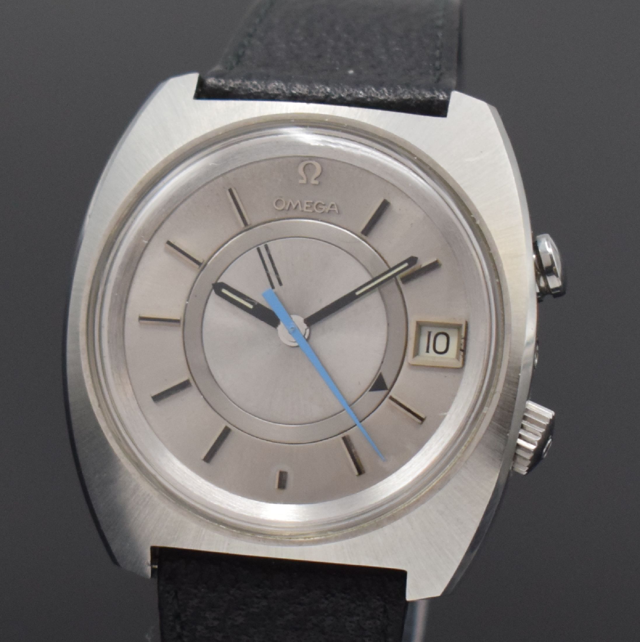 Detail a: OMEGA Wecker Memomatic Referenz 166.072, Schweiz um 1972, Automatik, Stahlgeh., Boden verschr., orig. Lederband m. Dornschl., silb. Zifferbl. m. ...