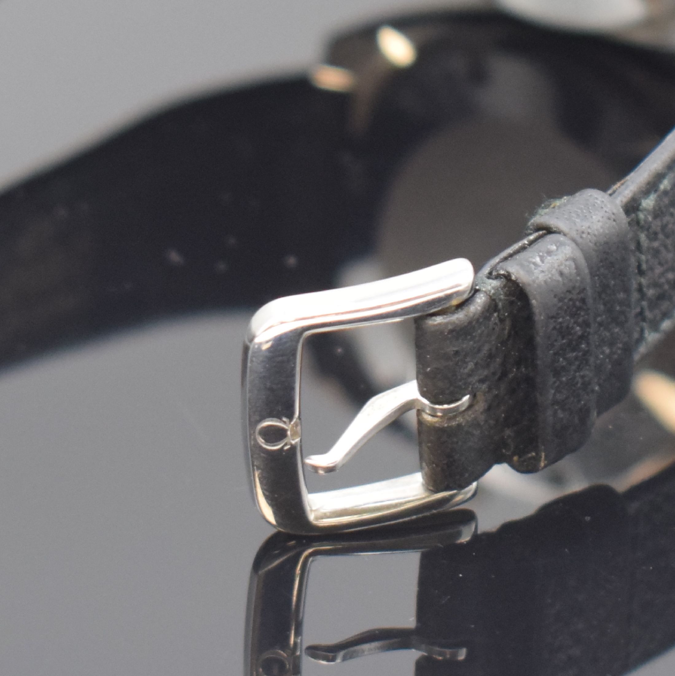 Detail b: OMEGA Wecker Memomatic Referenz 166.072, Schweiz um 1972, Automatik, Stahlgeh., Boden verschr., orig. Lederband m. Dornschl., silb. Zifferbl. m. ...