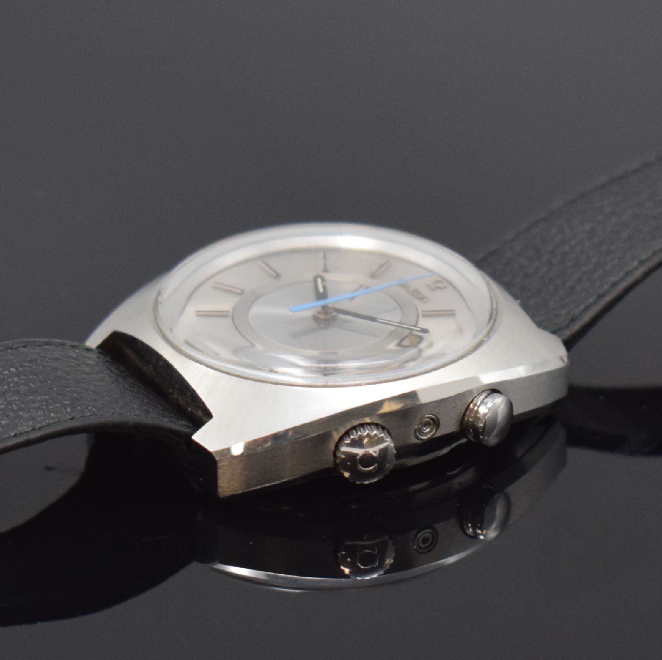 Detail c: OMEGA Wecker Memomatic Referenz 166.072, Schweiz um 1972, Automatik, Stahlgeh., Boden verschr., orig. Lederband m. Dornschl., silb. Zifferbl. m. ...